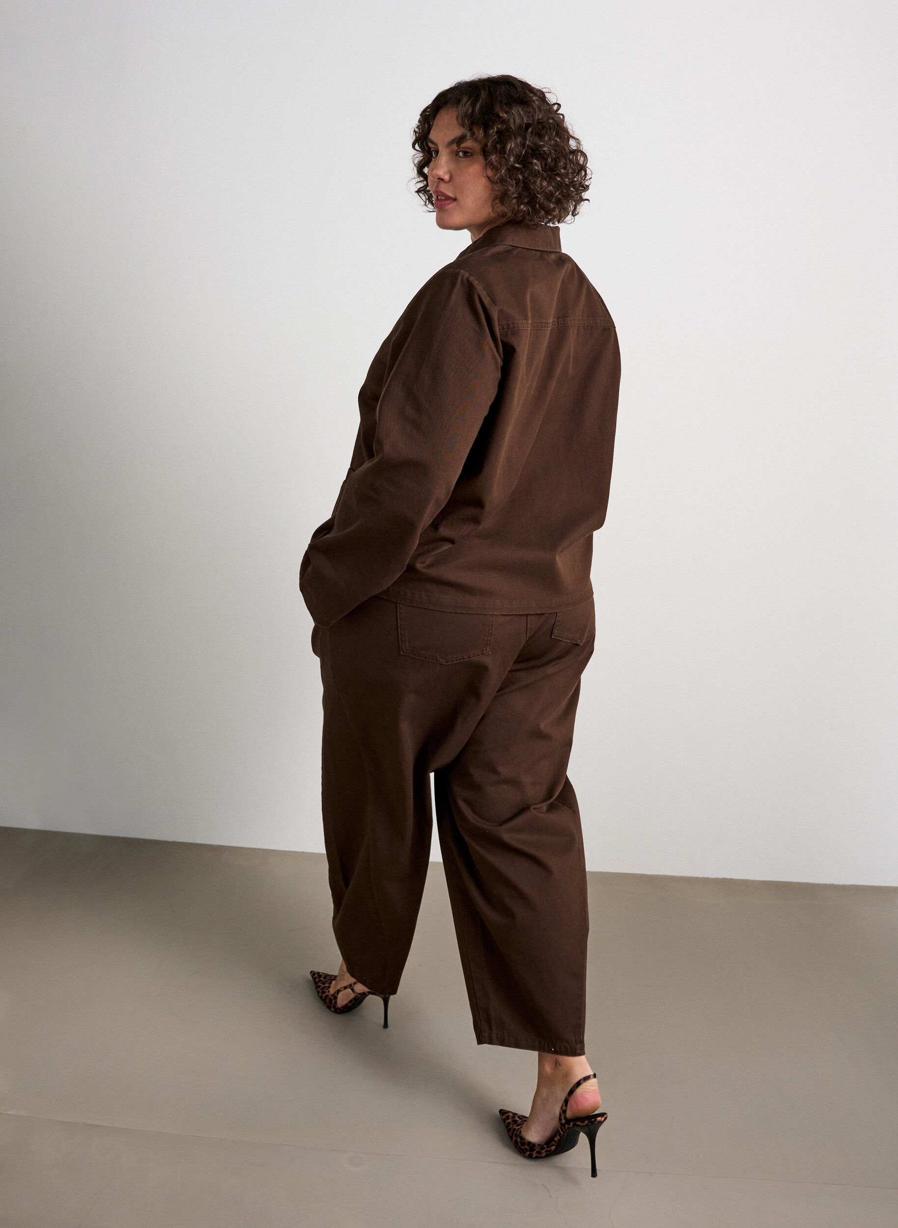 ZizziBarrel jeans met hoge taille en elastische tailleband, Bruin, Model image number 1
