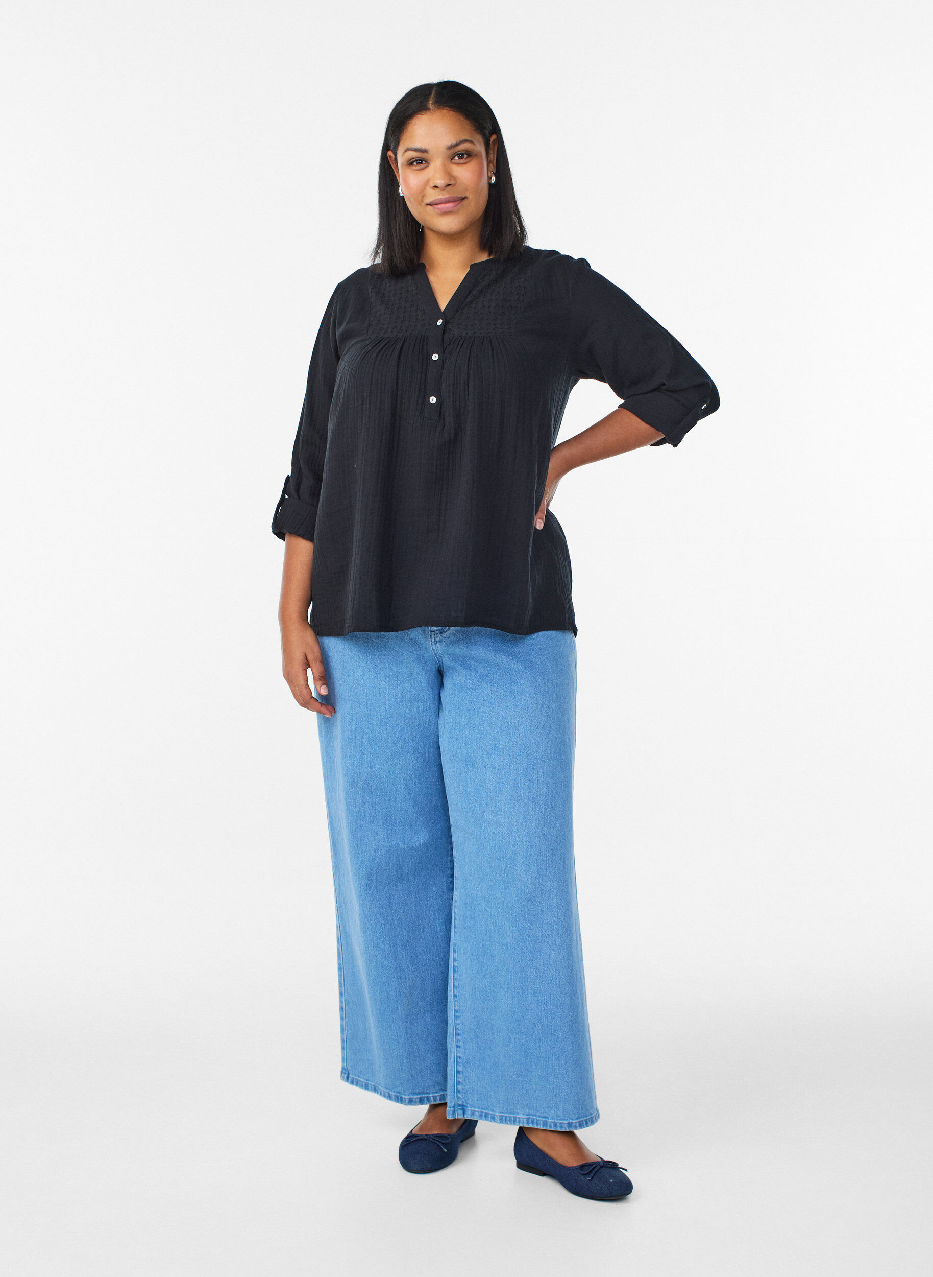 Zizzi Blouse in katoenen mousseline met broderie anglaise, Zwart, Model image number 1