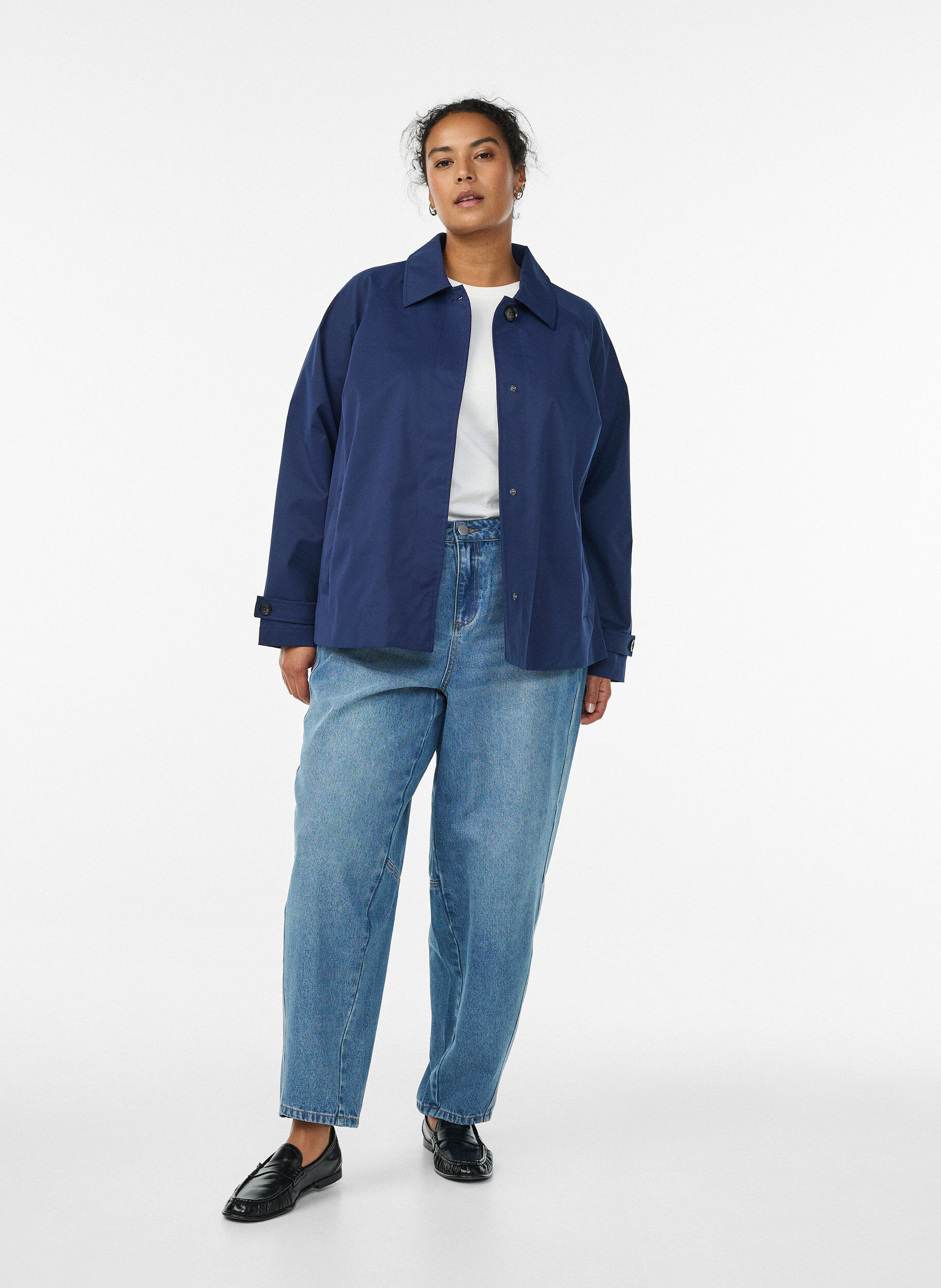 Zizzi Korte trenchcoat met kraag en raglanmouwen, Blauw, Model image number 1