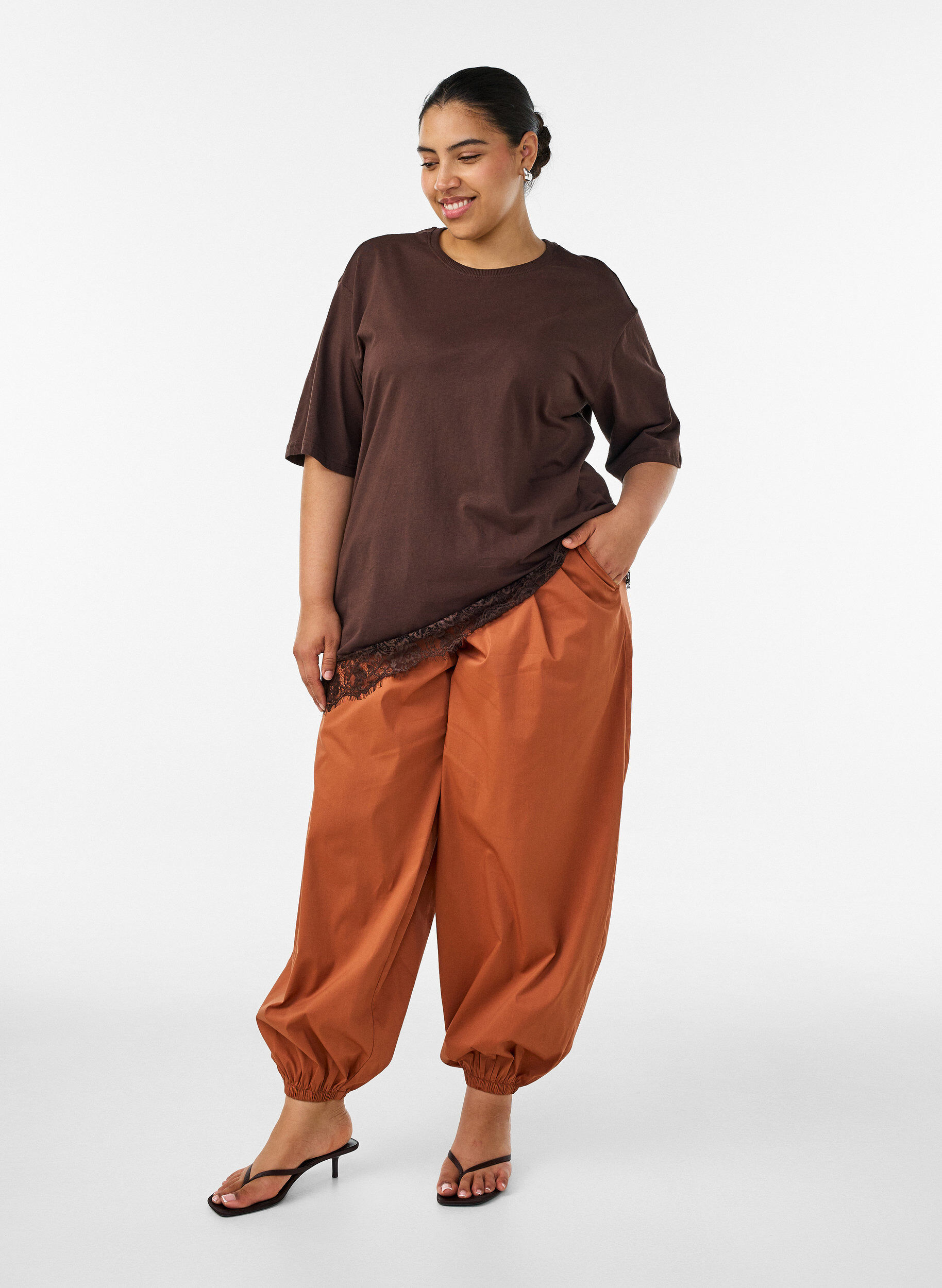 Ballonbroek met zakken en een elastische tailleband, Bruin, Model