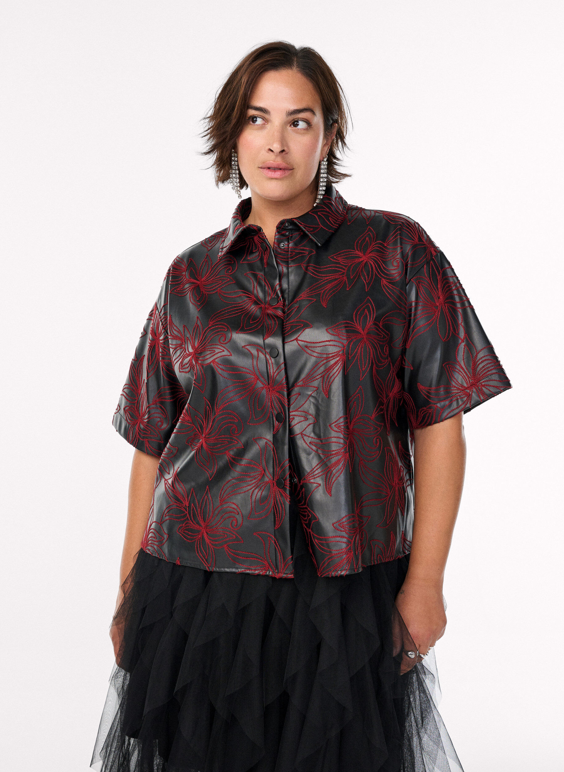 Korte imitatielederen blouse met contrasterend borduursel, Zwart, Model