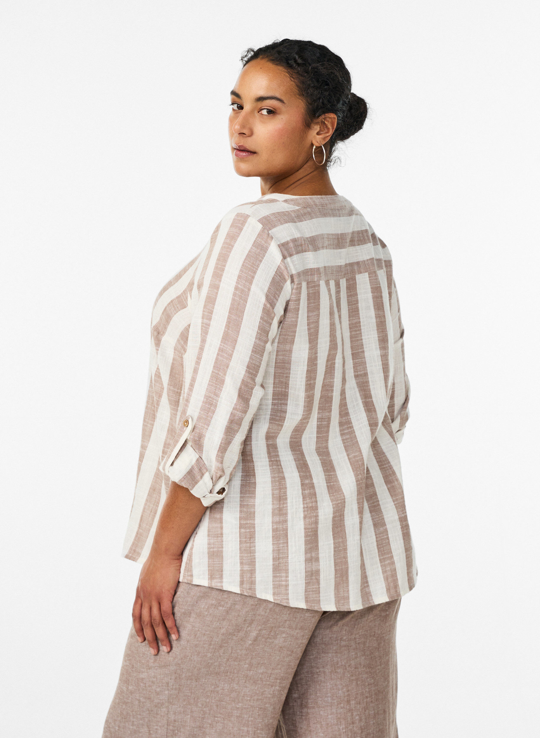 Zizzi Katoenen blouse met V-hals, Beige, Model image number 2