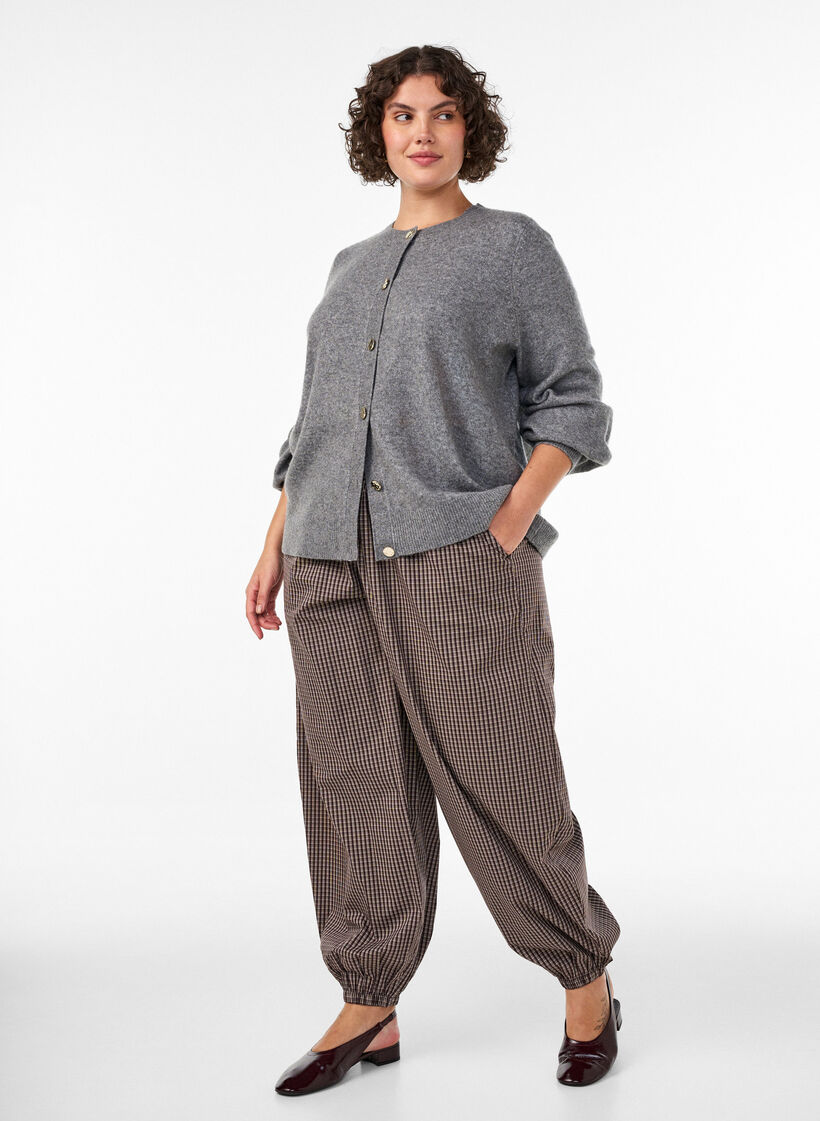 Cardigan in zacht breisel met goudkleurige knopen, Grijs, Model image number 1