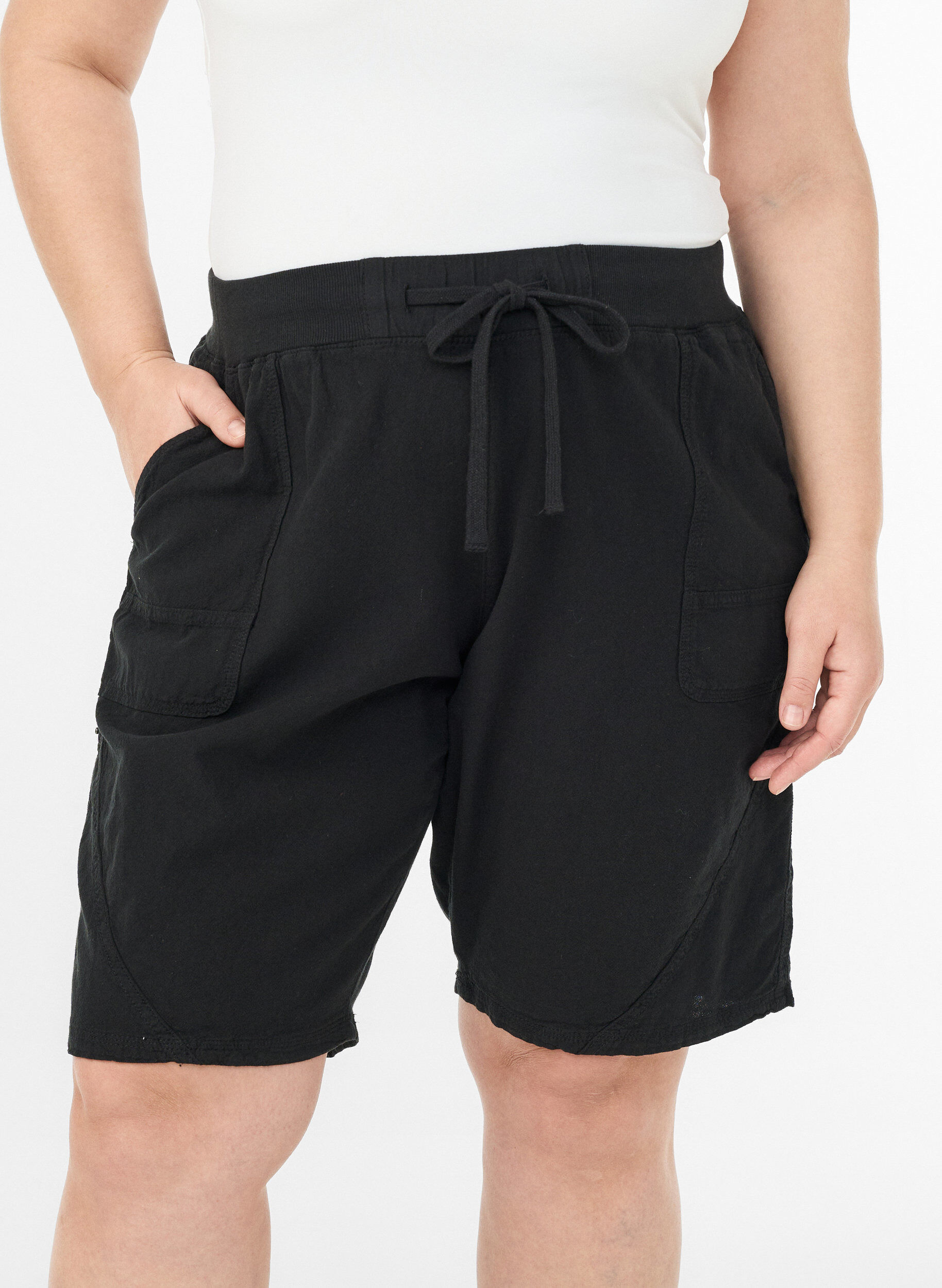 Zizzi Losse katoenen short met zakken, Zwart, Model image number 3