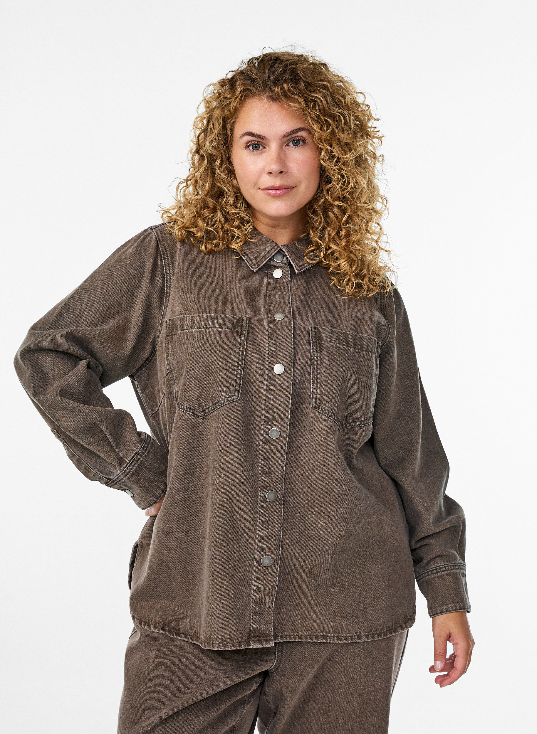 Zizzi Gekleurde denim shirt met zakken op de borst, Bruin, Model image number 0