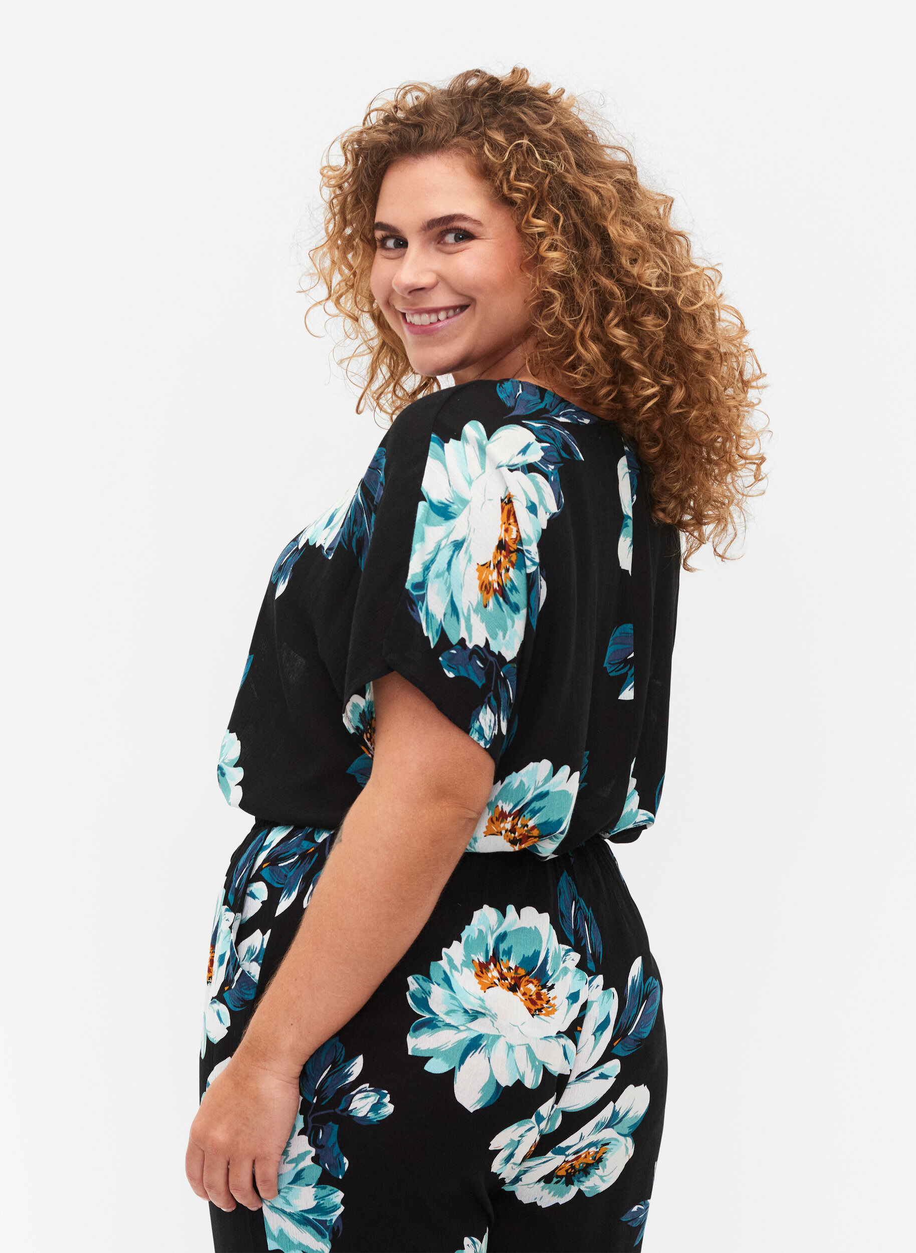 Zizzi Viscose top met korte mouwen en bloemenprint, Black Big Flower, Model image number 1