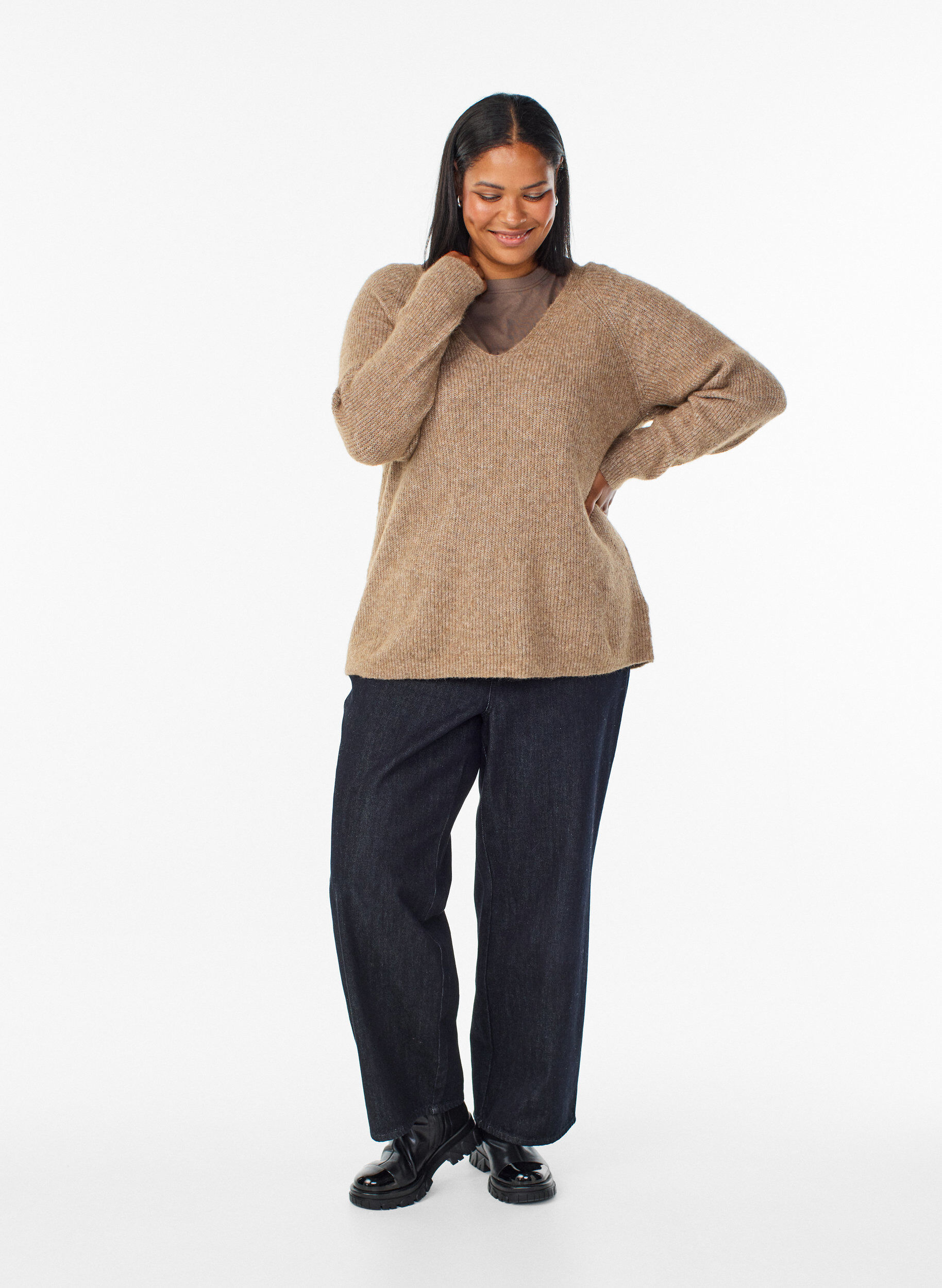 Zizzi Gebreide blouse met V-hals en raglanmouwen, Bruin, Model image number 1