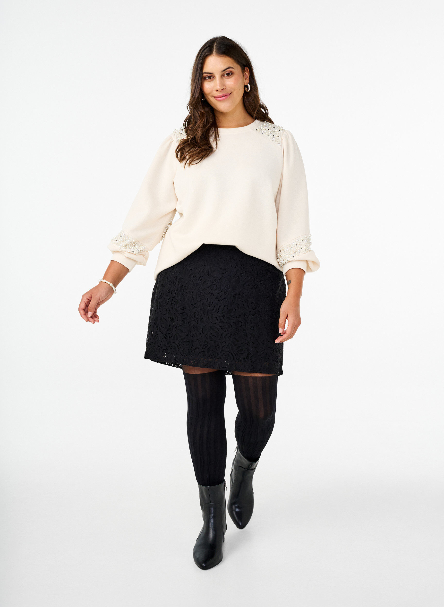 Zizzi Sweatshirt met pareldetails, Buttercream, Model image number 3