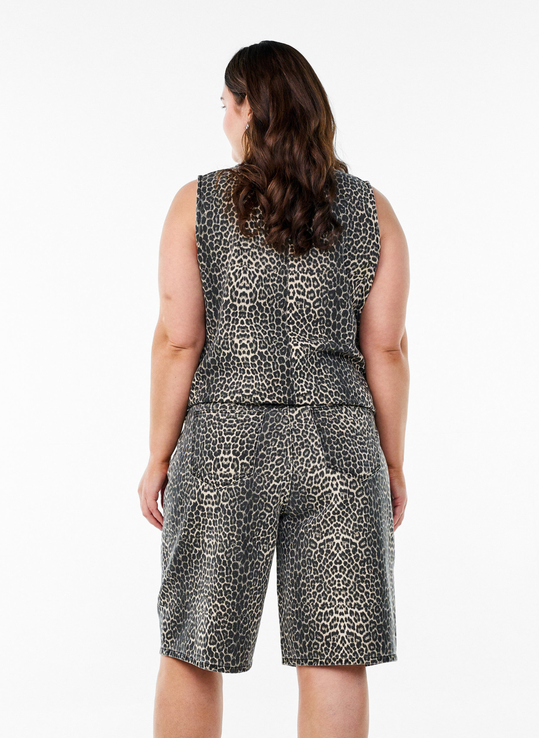 Zizzi Luipaardprint denim bermuda shorts, Bruin, Model image number 1