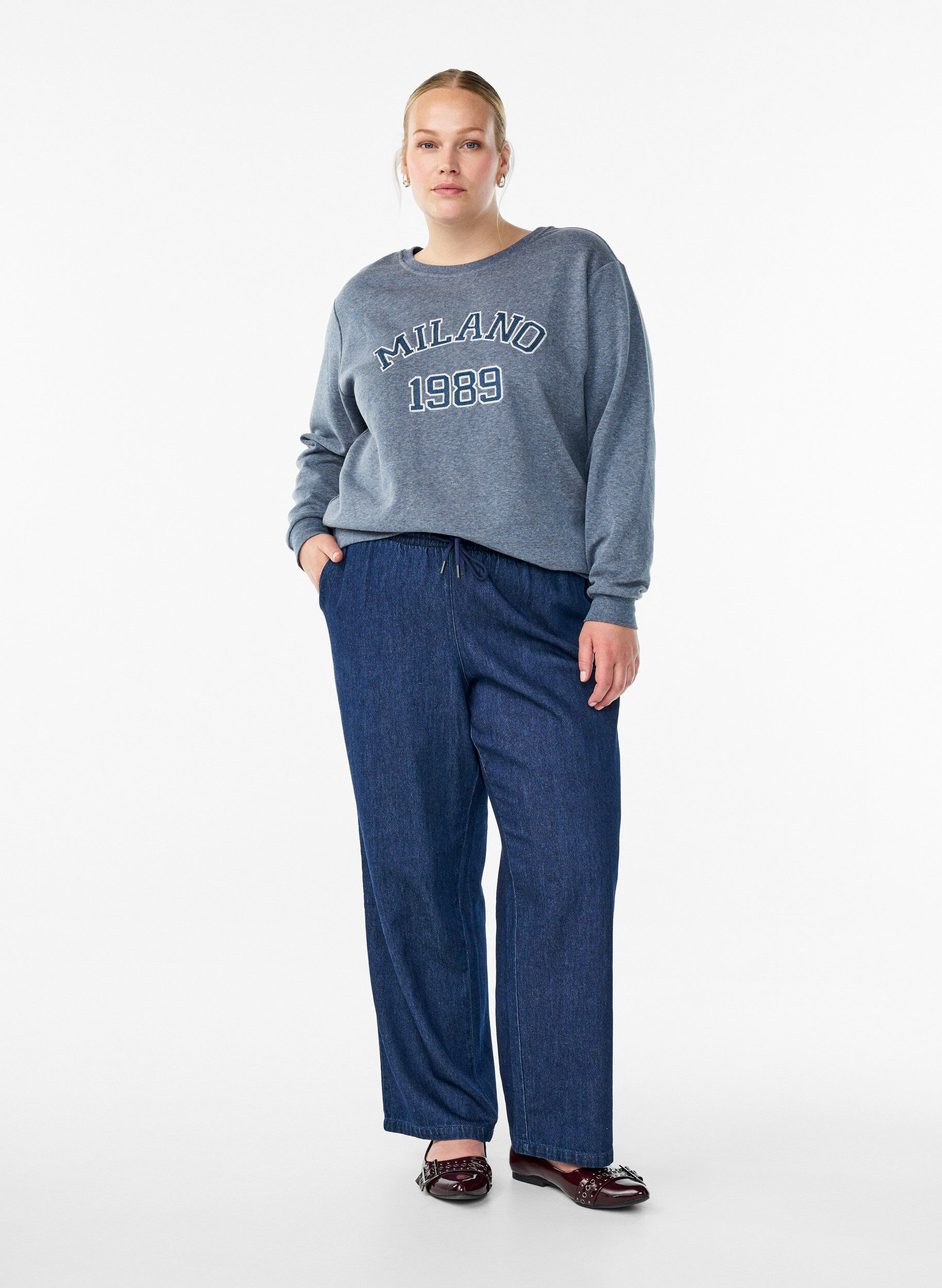 Zizzi Sweatshirt met geborduurd Milaan-motief, Grijs, Model image number 1