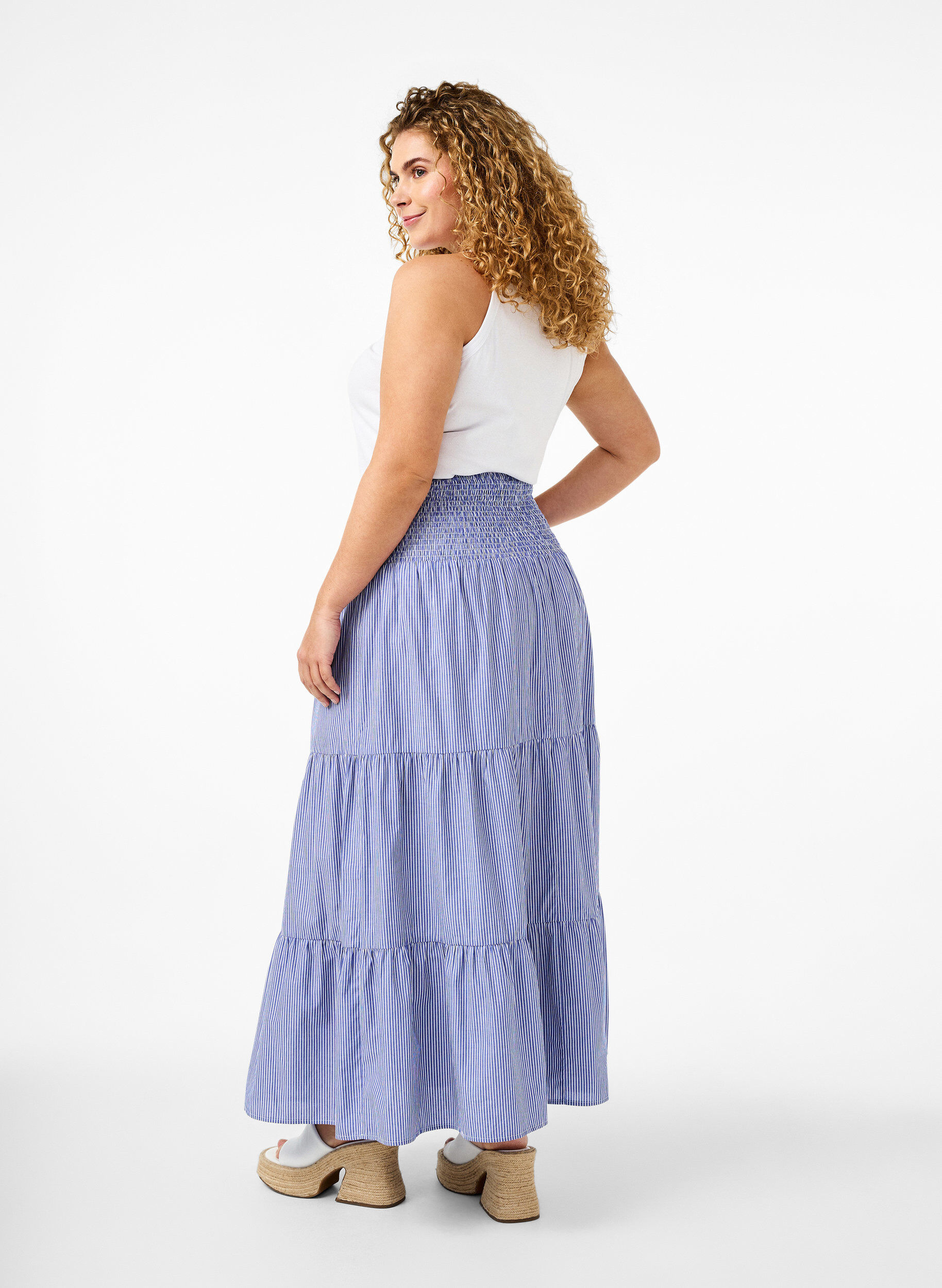 Zizzi Gestreepte maxi rok met smokwerk, Baja Blue Stripe, Model image number 1