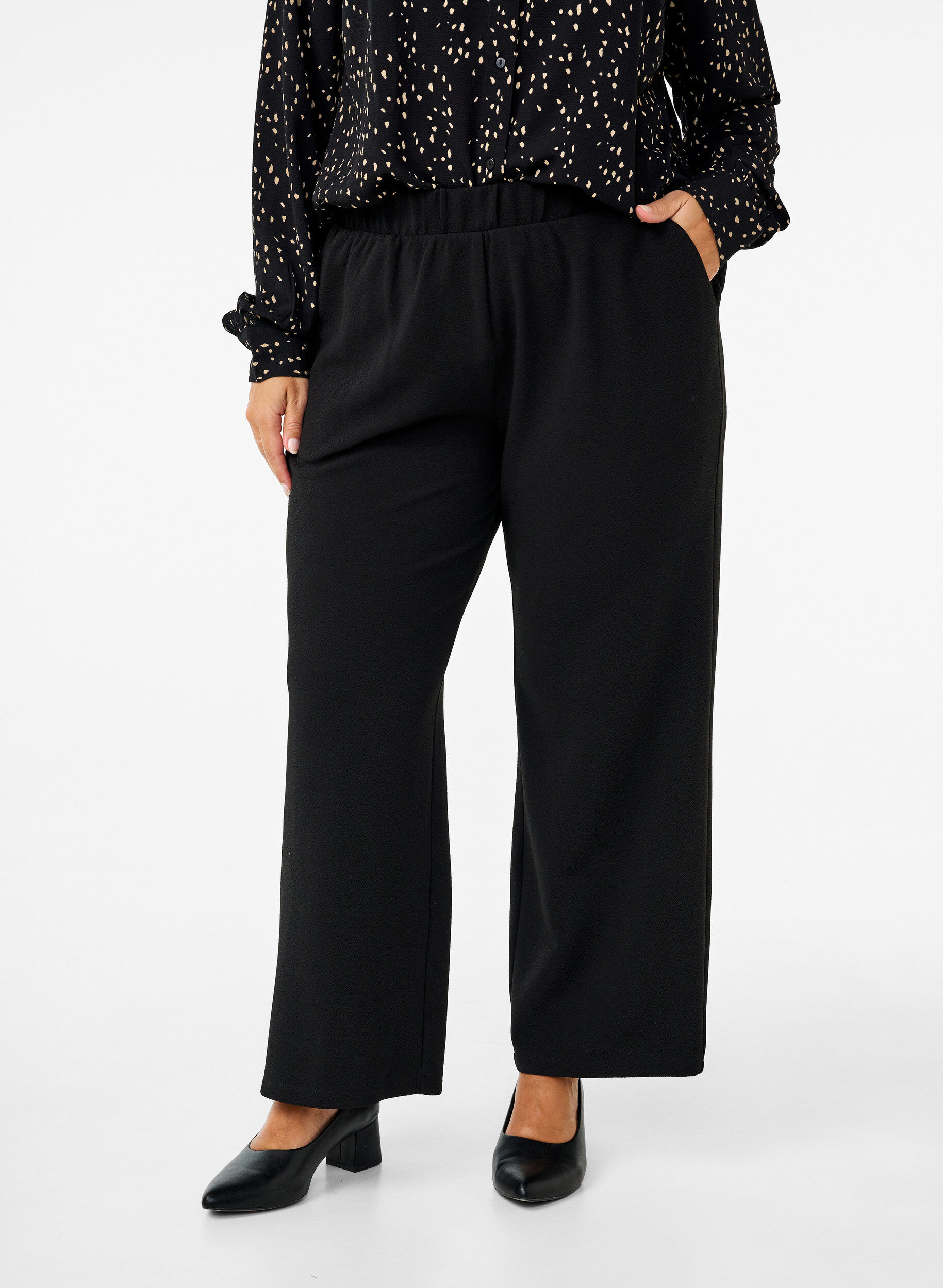 Zizzi Losse broek met zakken, Zwart, Model image number 3