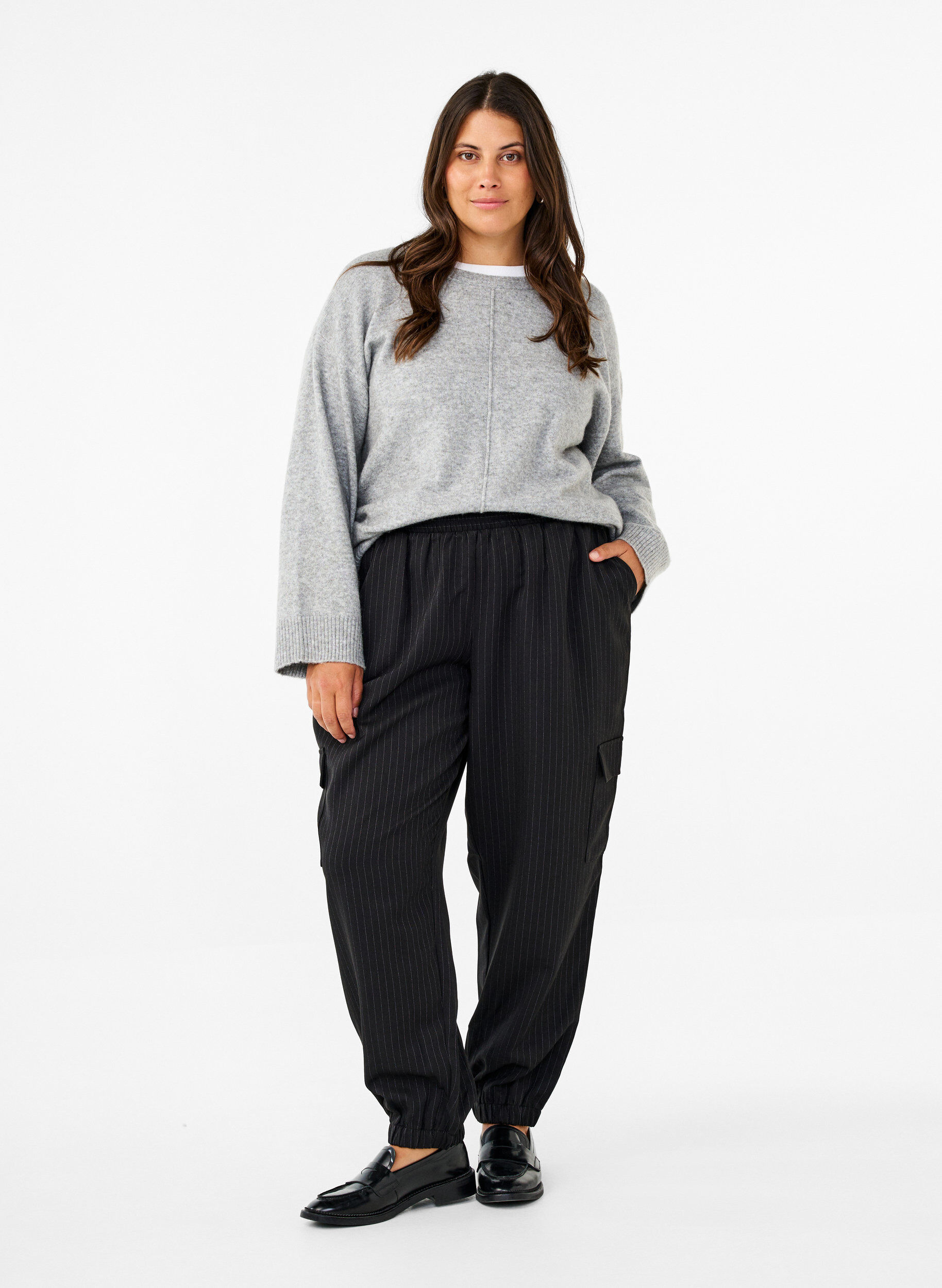 Zizzi Broek met cargozakken en een elastische taille, Zwart, Model image number 0