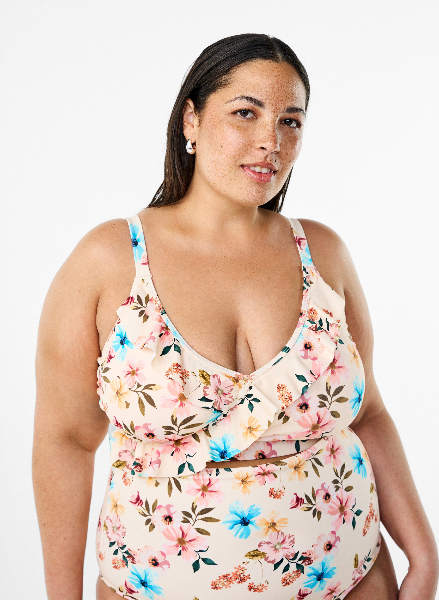 Bloemen bikinitop met ruches, Beige, Model