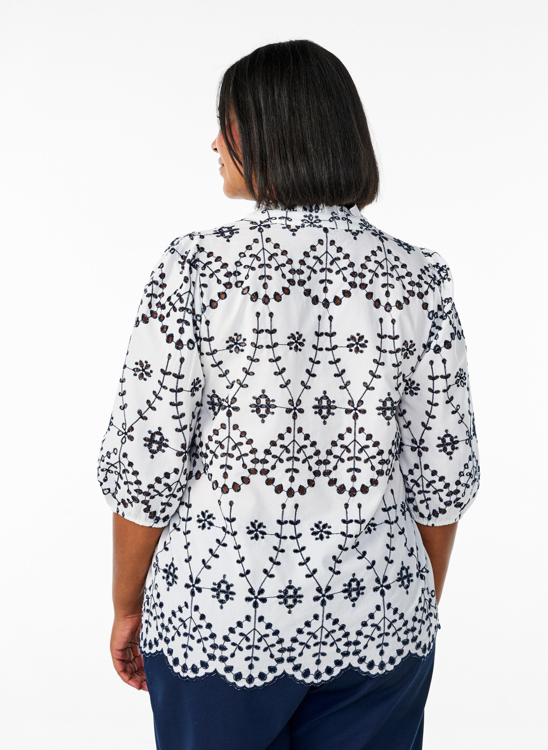 Zizzi Blouse met 3/4 mouwen en contrasterende broderie anglaise, Wit, Model image number 2
