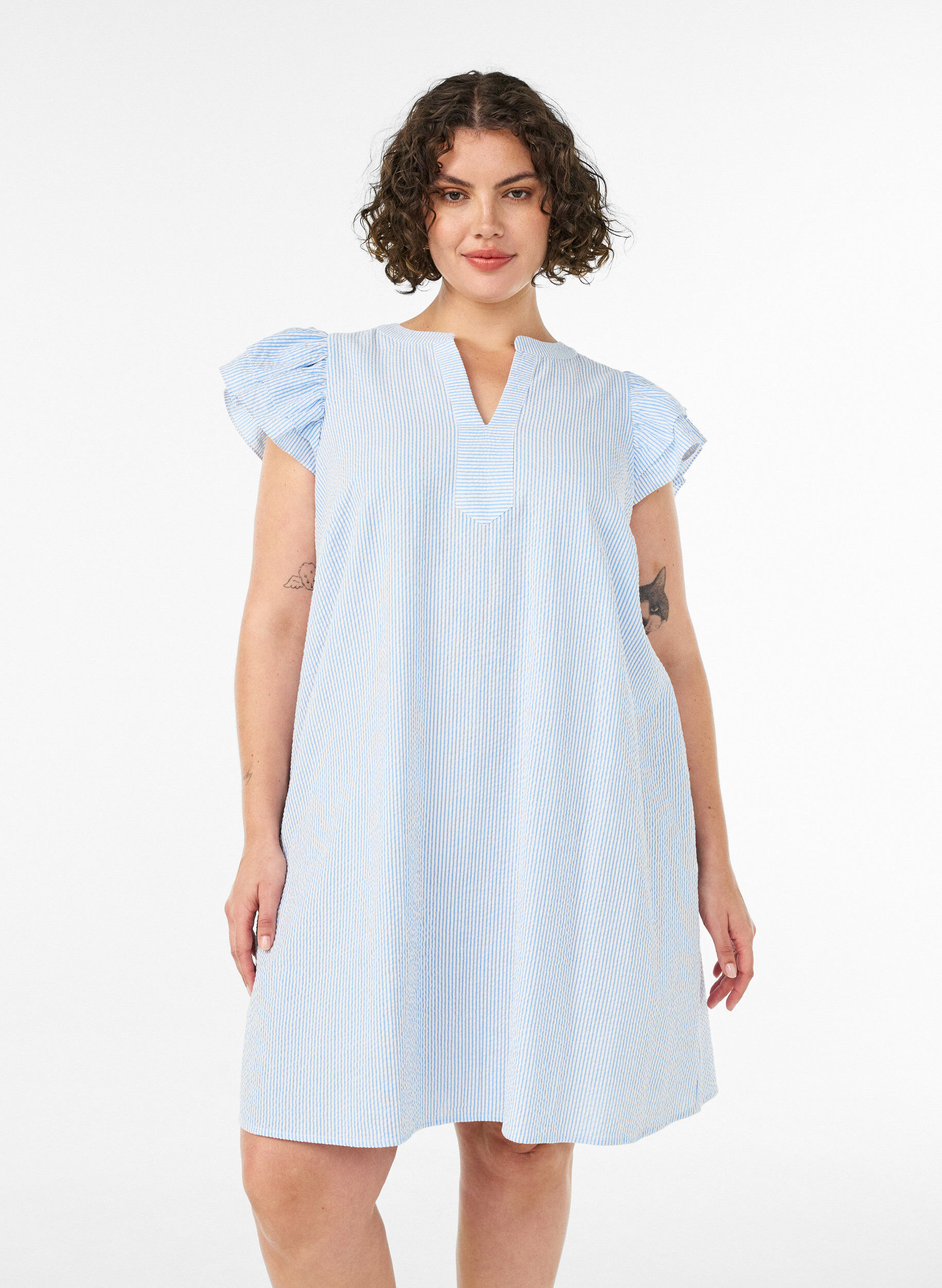 Gestreepte katoenen jurk met ruches en een A-lijn pasvorm, Blauw, Model
