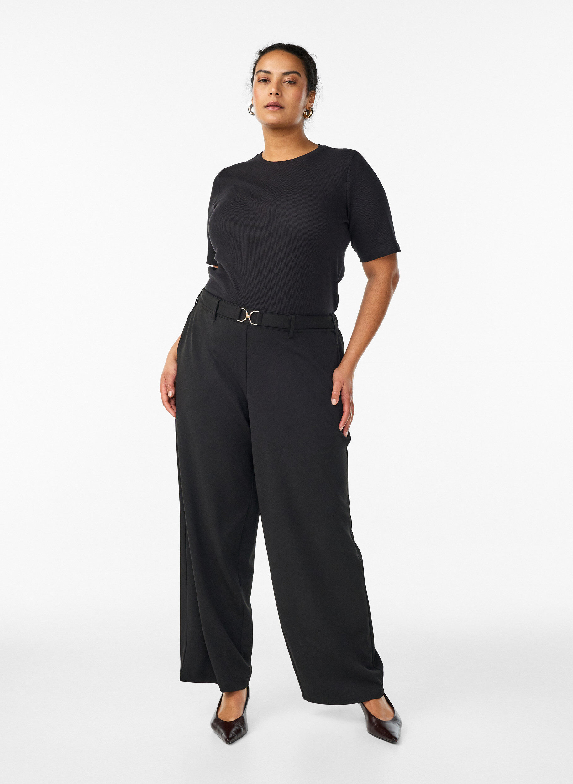 High-waisted broek met riemdetail en gouden gesp, Zwart, Model
