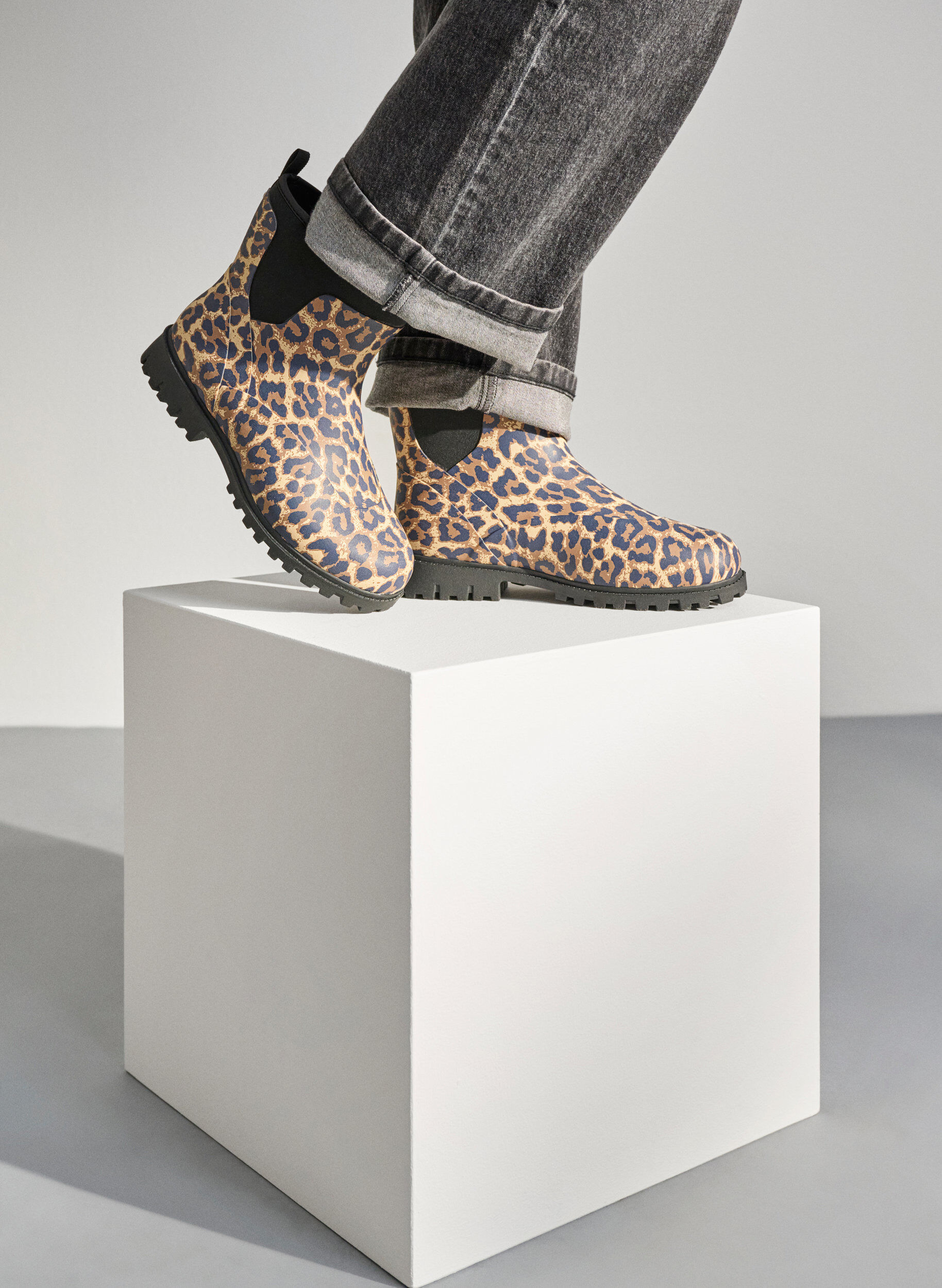 Zizzi Wide fit - Korte regenlaarzen met elastische neopreen schacht, Leopard AOP, Image image number 0