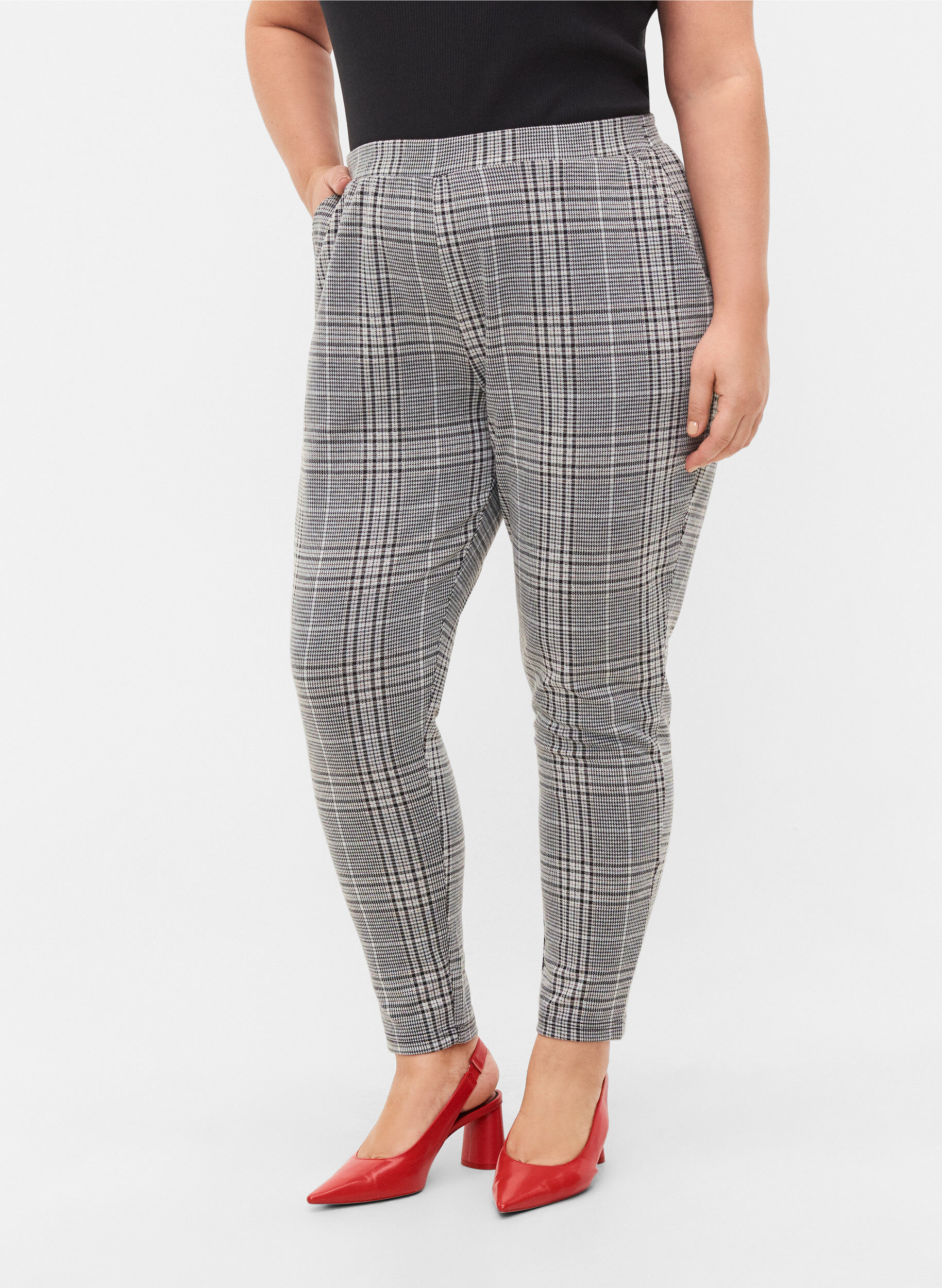 Zizzi Cropped Maddison broek met geruit motief, Black Check, Model image number 2