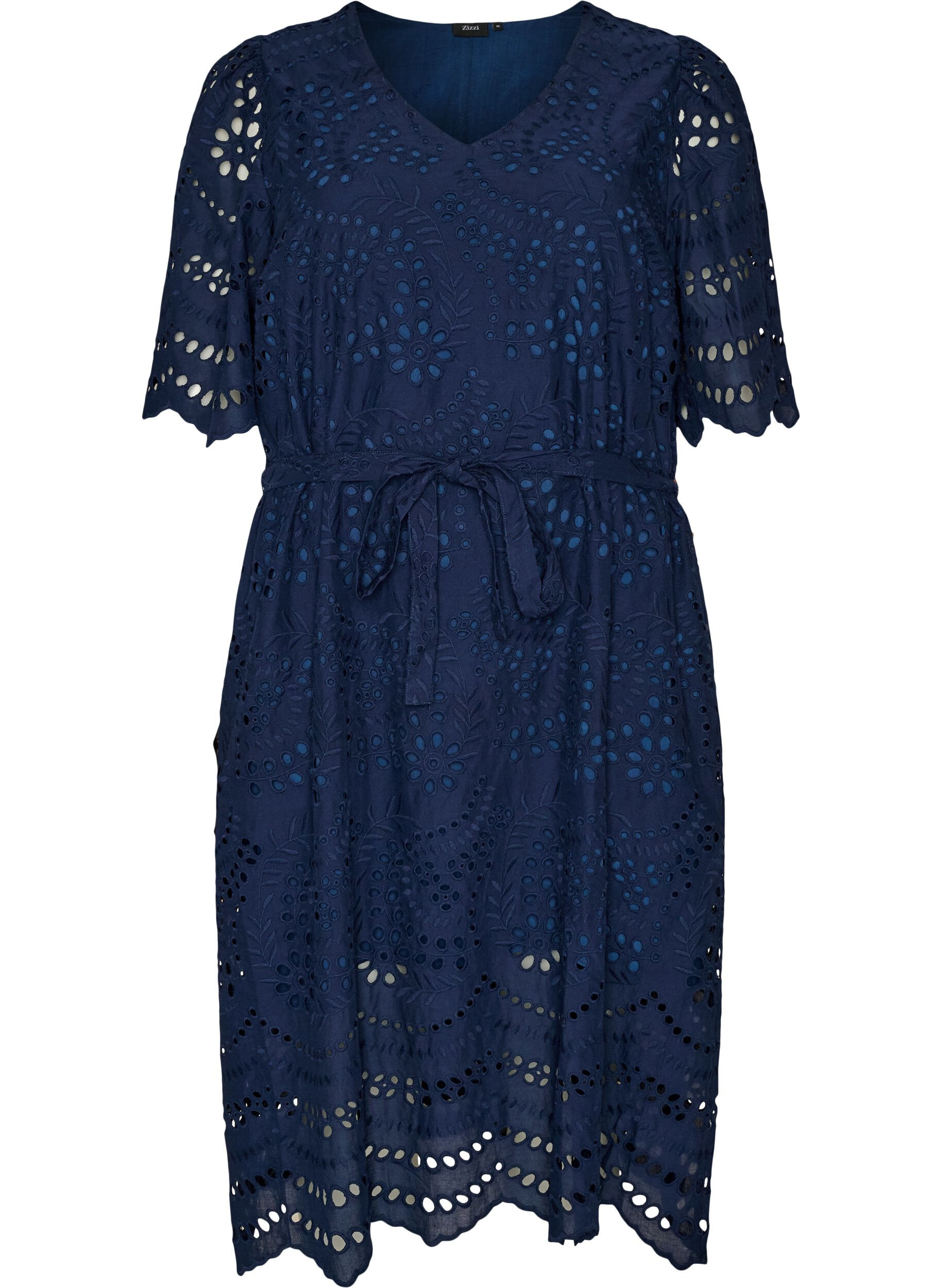 Blousejurk in broderie anglaise met strikceintuur