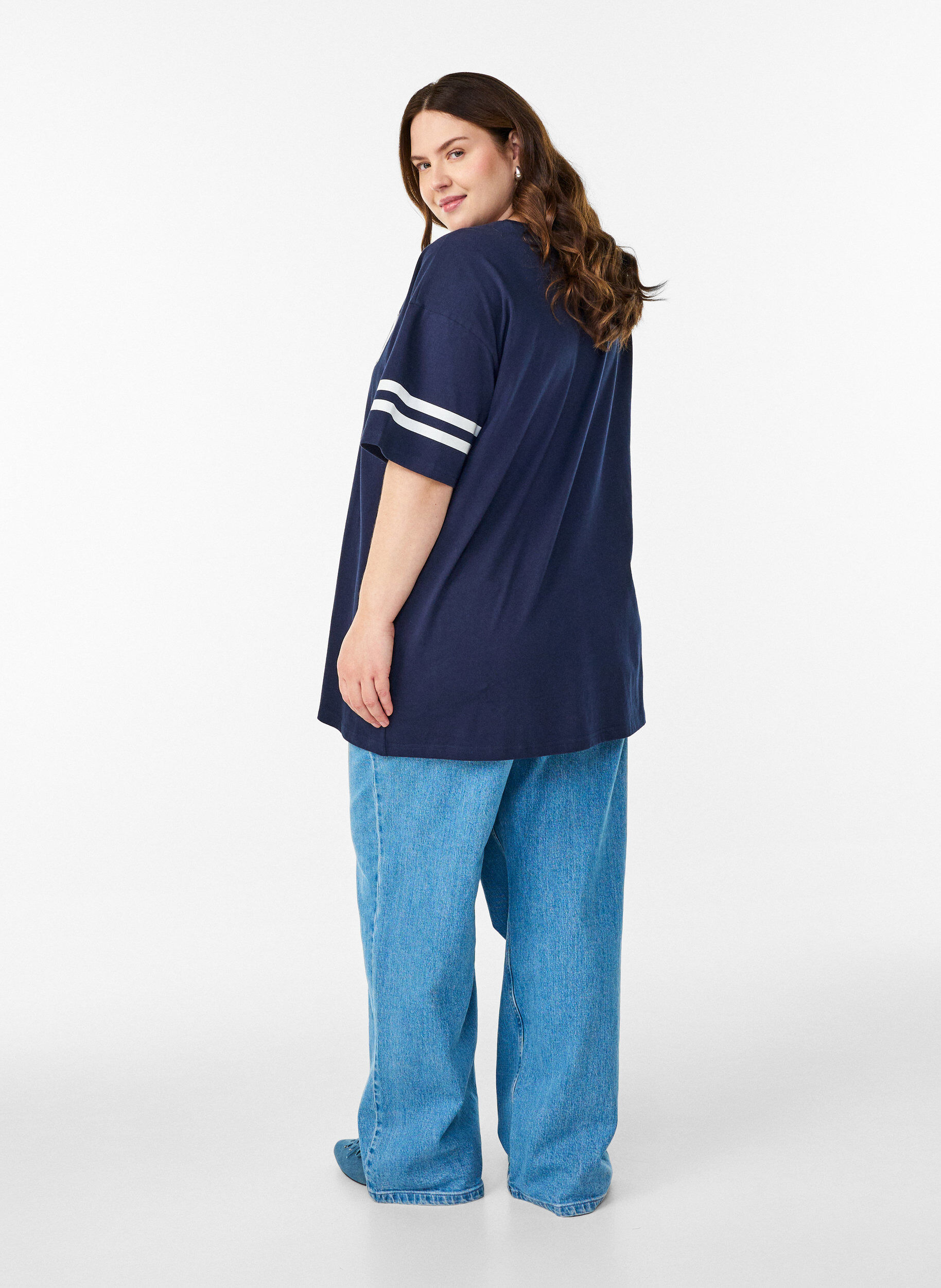 Zizzi Sportief oversized college T-shirt, Blauw, Model image number 2