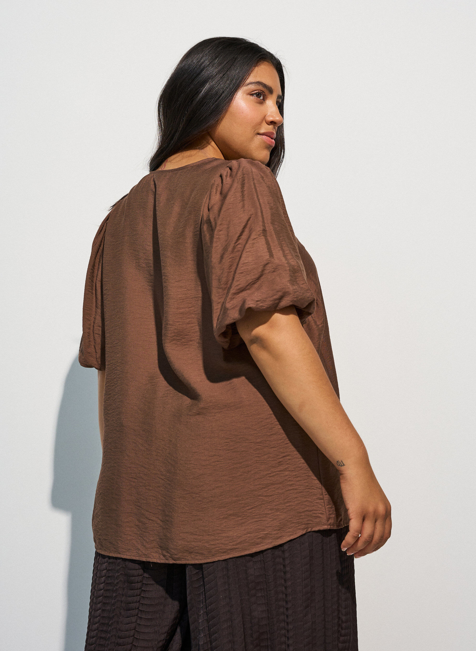 ZizziBlouse met ballonnenmouwen en V-hals, Bruin, Model image number 2
