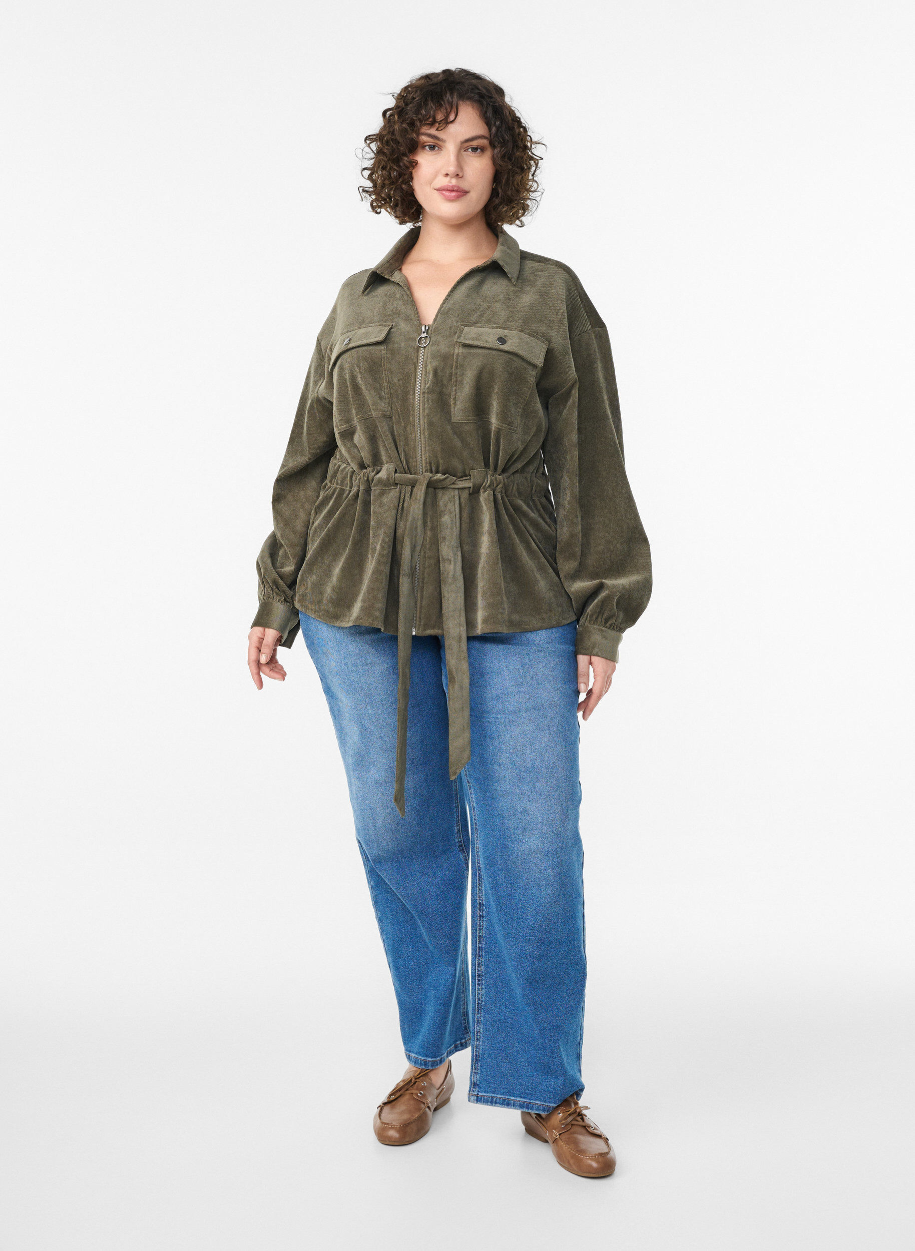 Zizzi Corduroy shacket met strikceintuur en zakken, Groen, Model image number 1