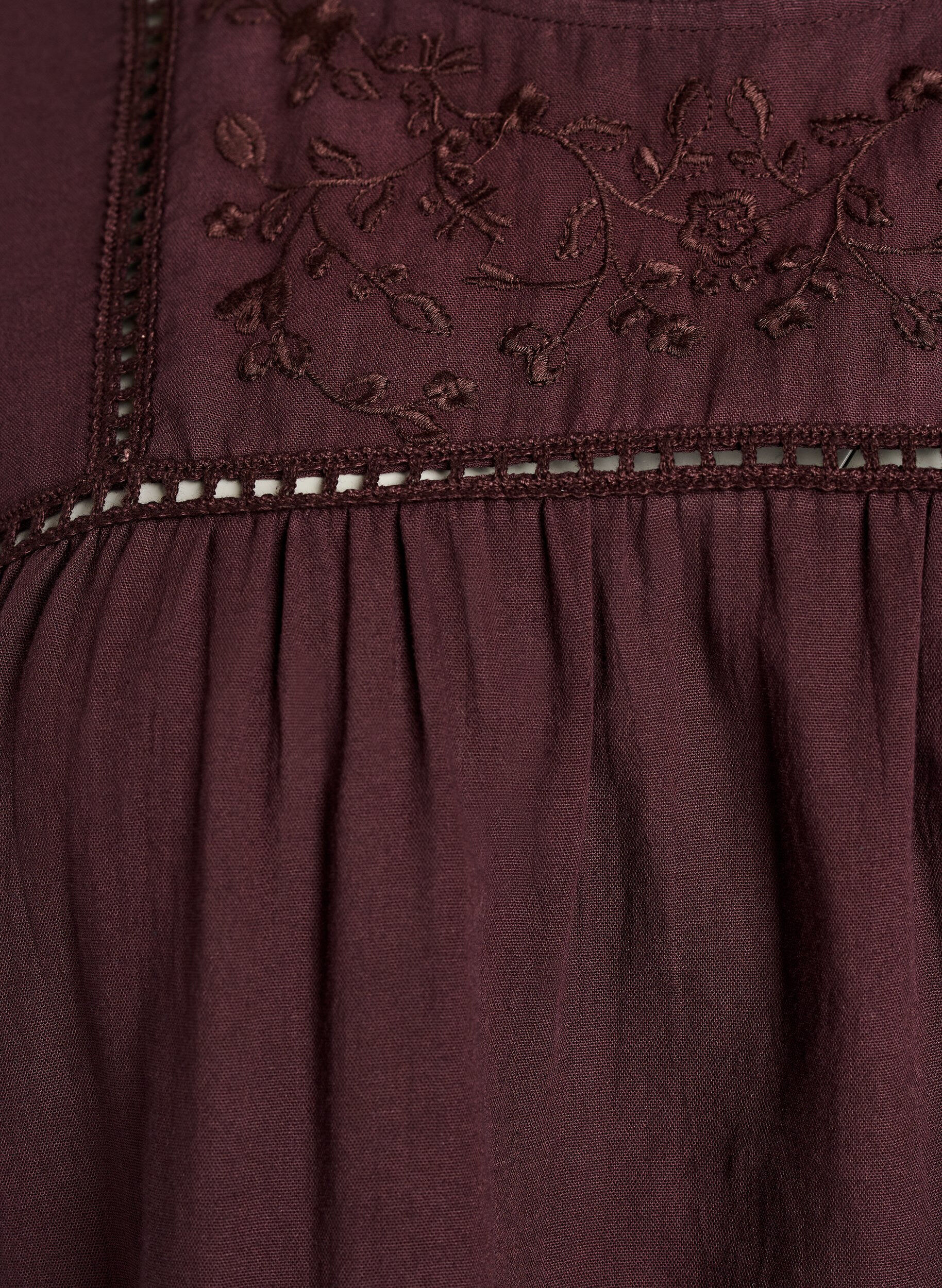 ZizziBlouse met borduurwerk en sierlijke oogjesrandafwerking, Donker Bordeaux, Packshot image number 2