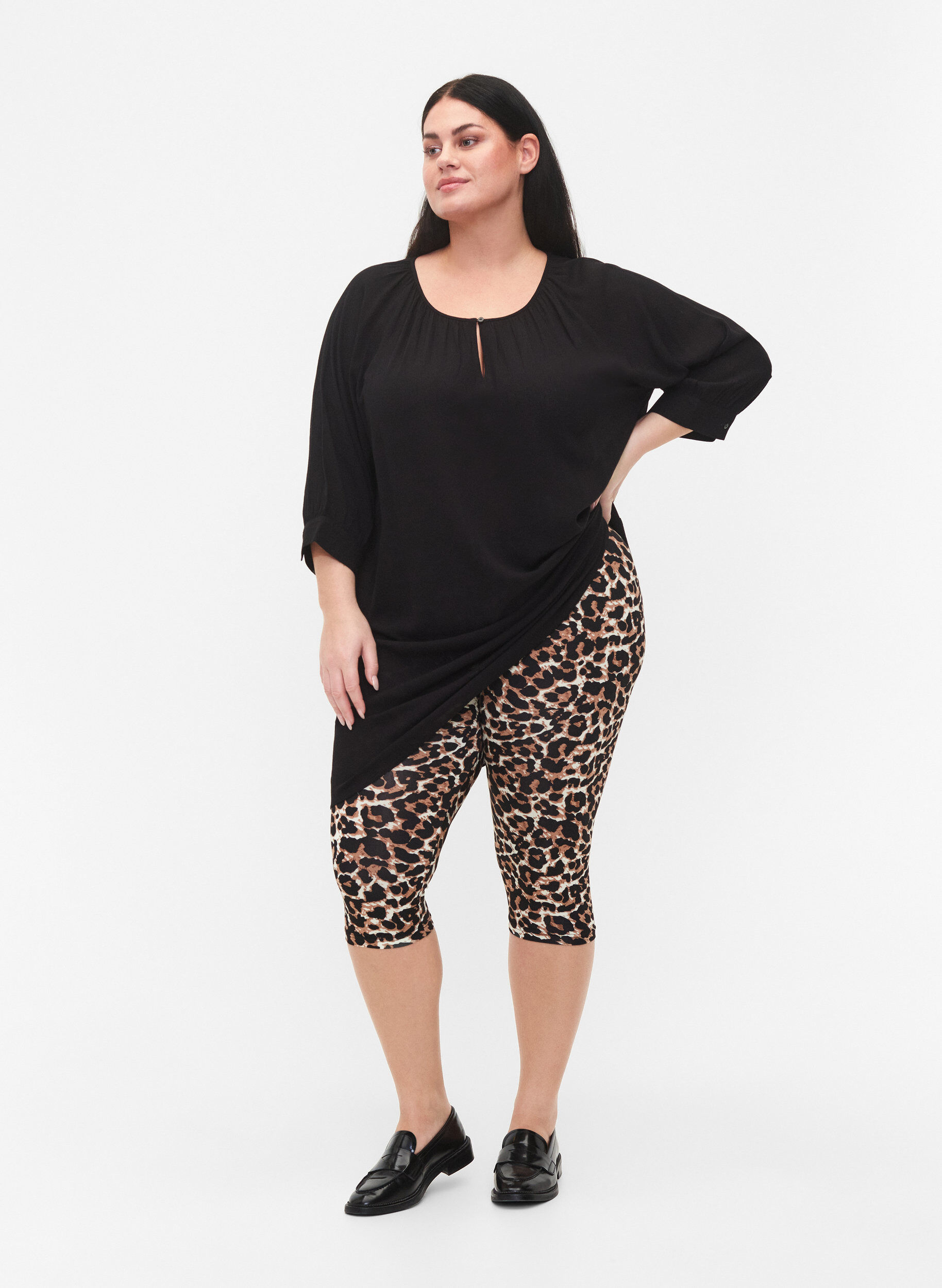 Zizzi 2-pack van 3/4 leggings, Black / LEO AOP, Model image number 0