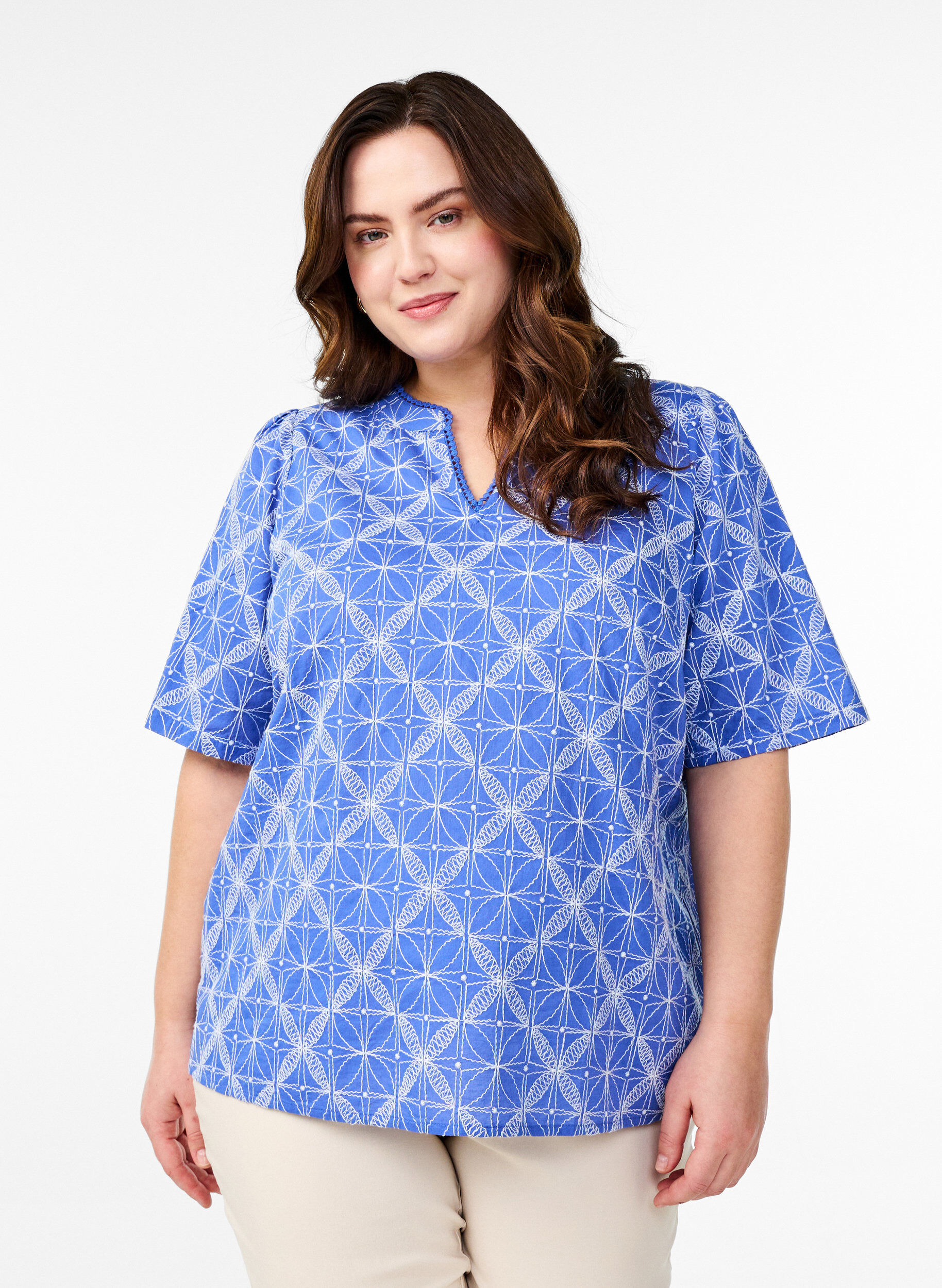 Zizzi Blouse met korte mouwen en geborduurd patroon, Blauw, Model image number 0