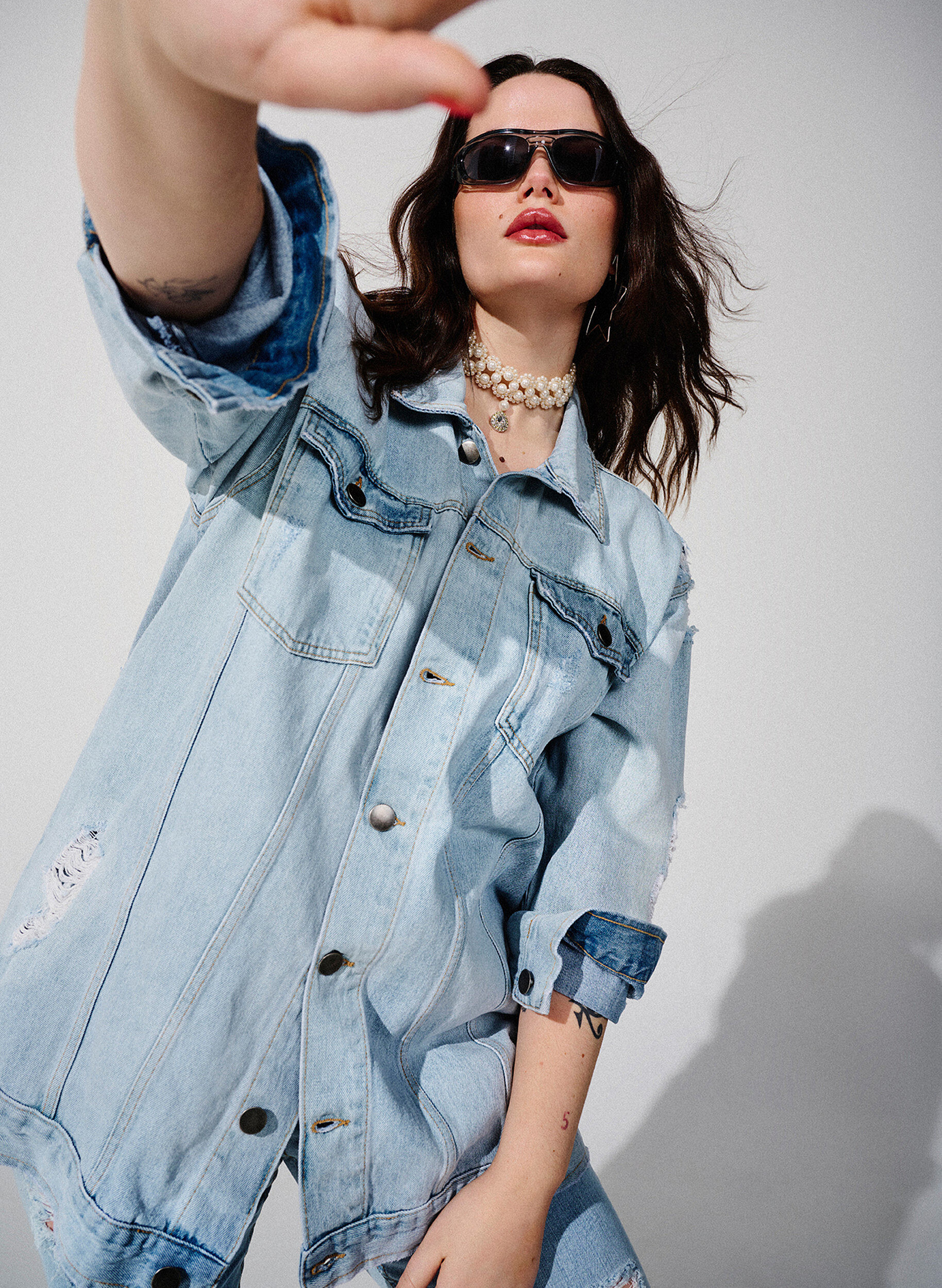 Zizzi Loszittend denim jack met slijtagedetails, Light blue denim, Image image number 0