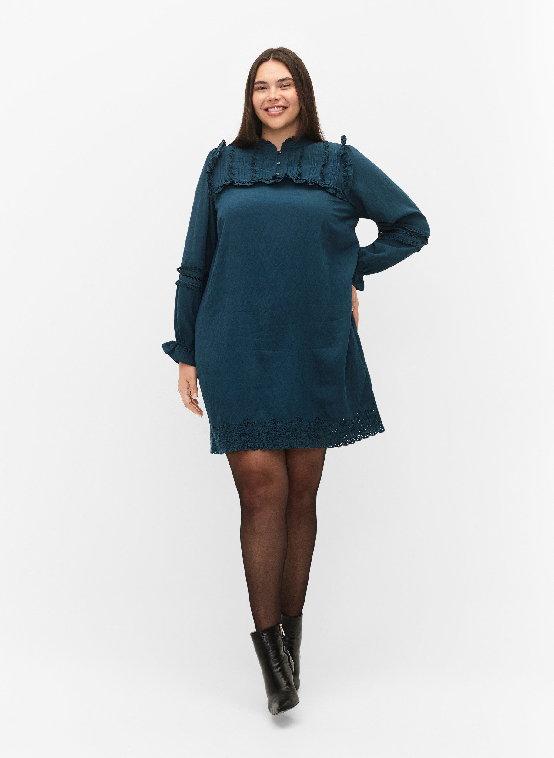 Zizzi Viscose jurk met Engels borduurwerk en ruches, Reflecting Pond, Model image number 3