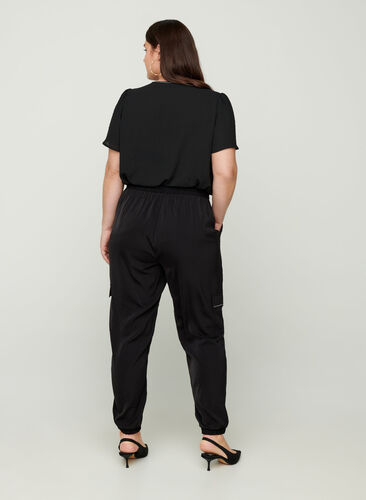 Losvallende broek met grote broekzakken, Black, Model image number 0