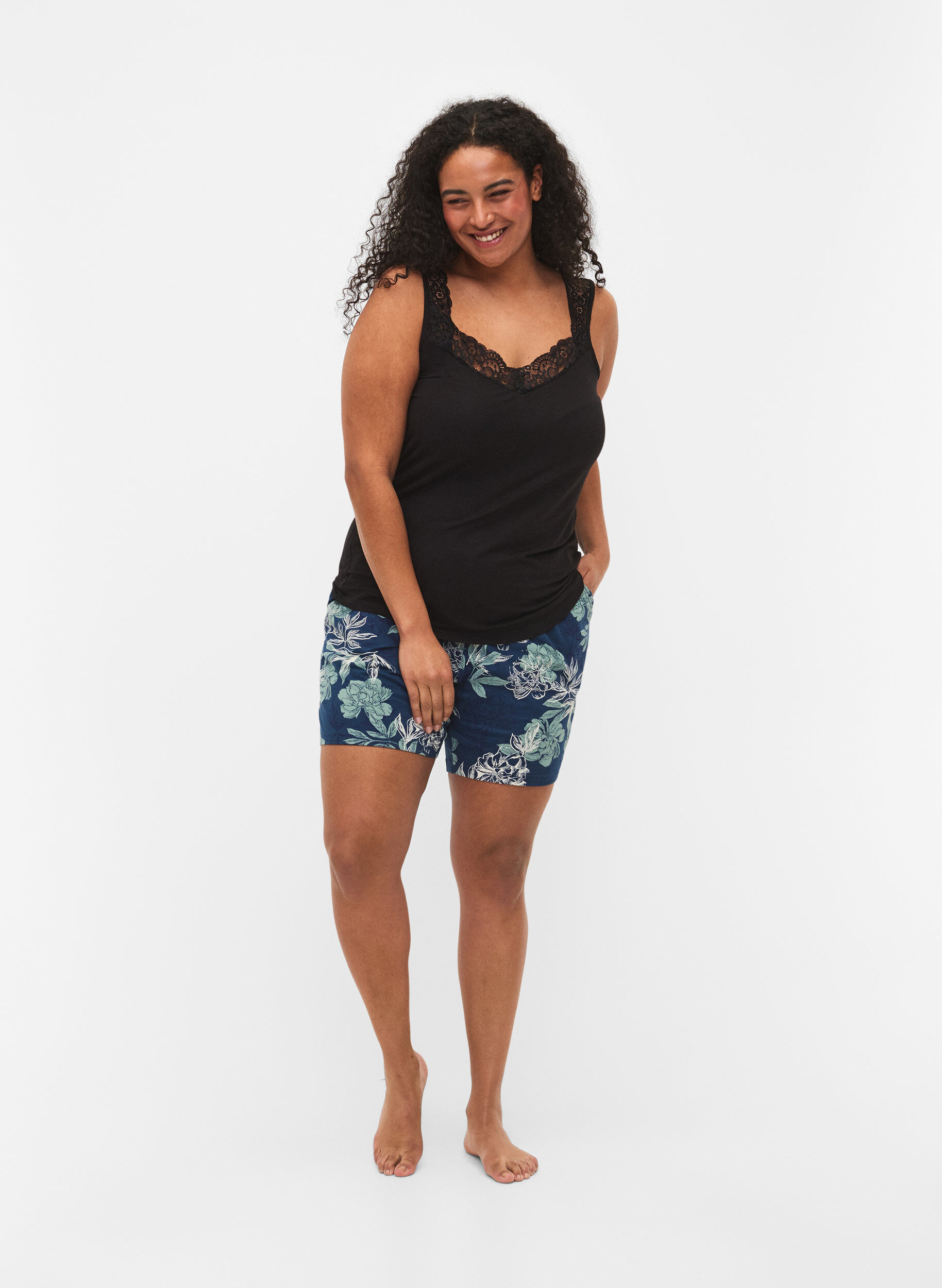 Zizzi Viscose top met kanten rand, Zwart, Model image number 1