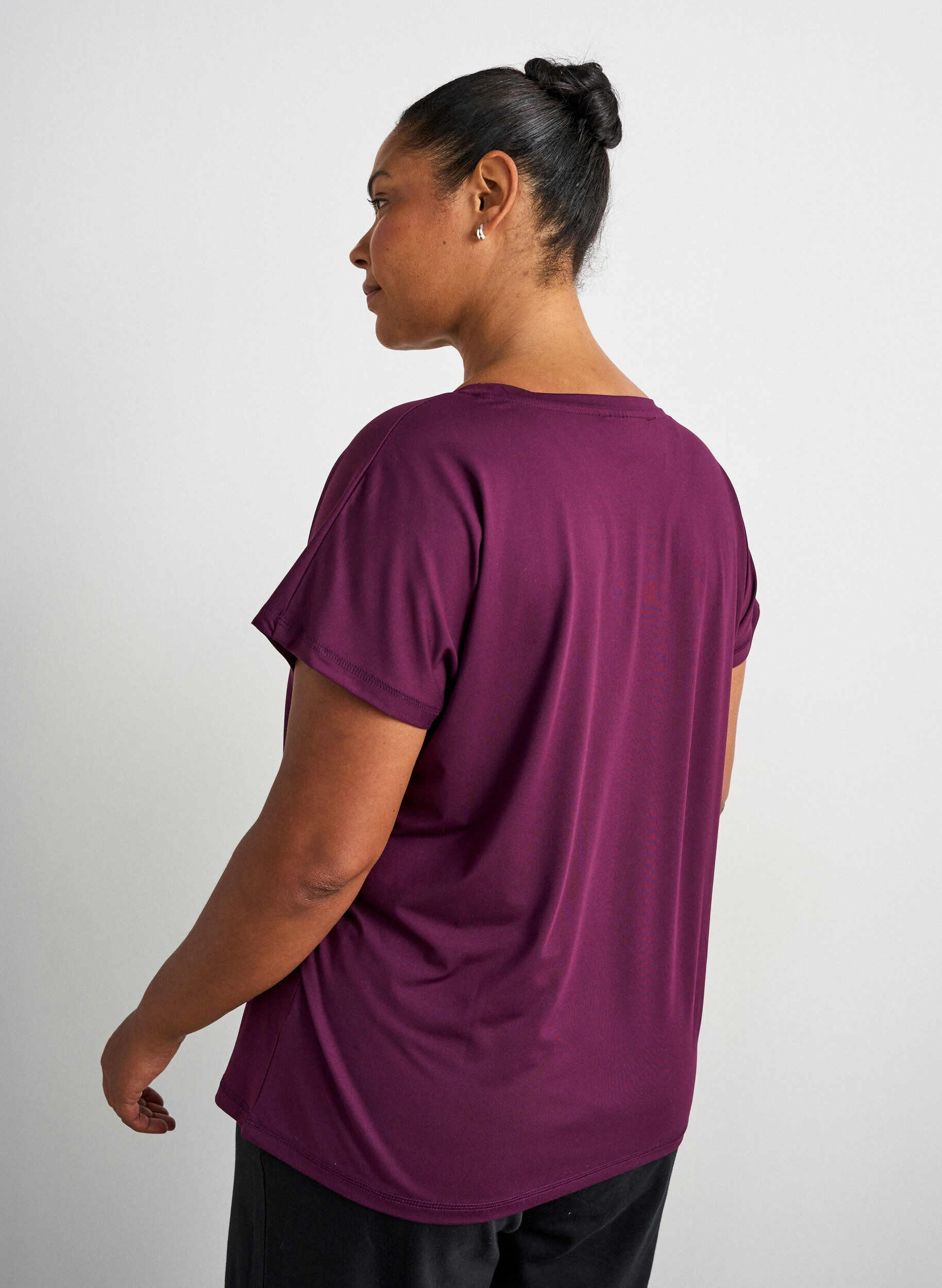 ZizziLosvallend trainings-T-shirt met V-hals, Paars, Model image number 2