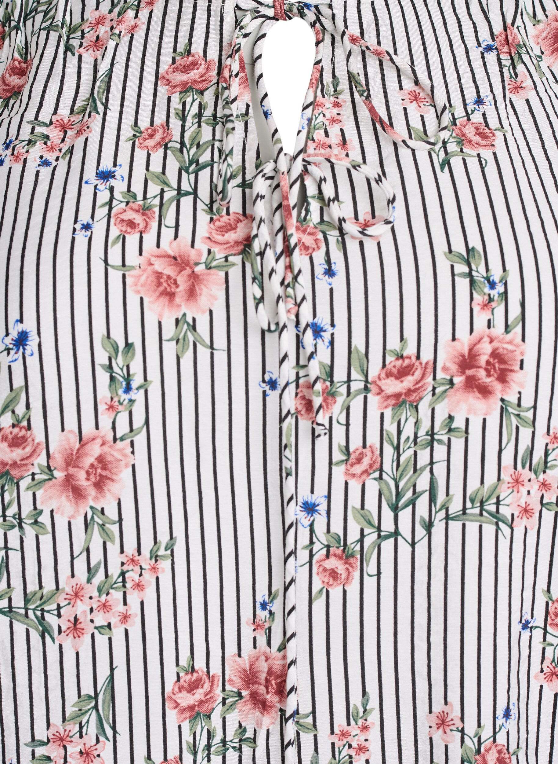 Zizzi Blouse met bloemenprint en strikdetail, Zwart, Packshot image number 2