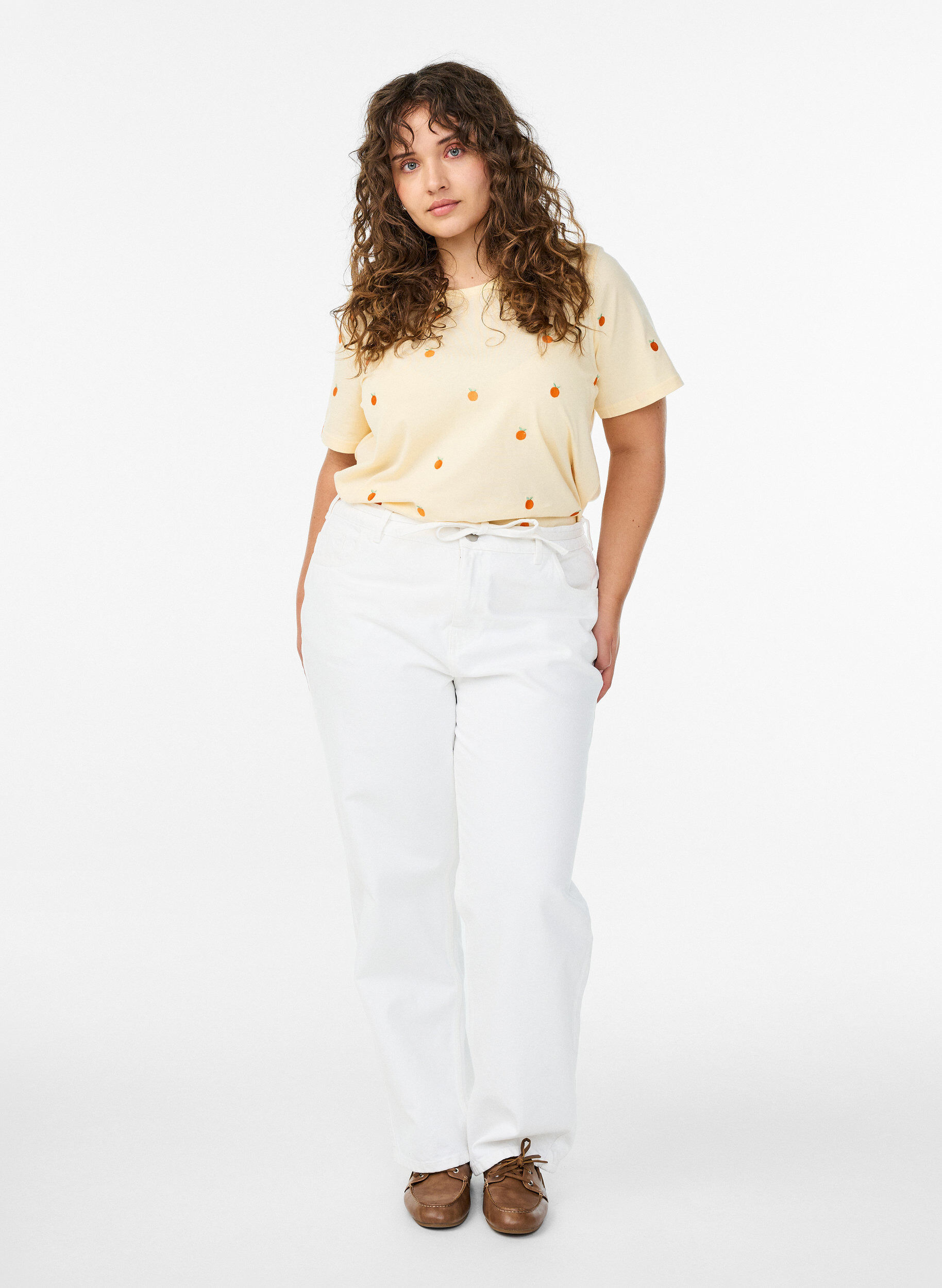 Zizzi T-shirt in biologisch katoen met geborduurde motieven, Geel, Model image number 1