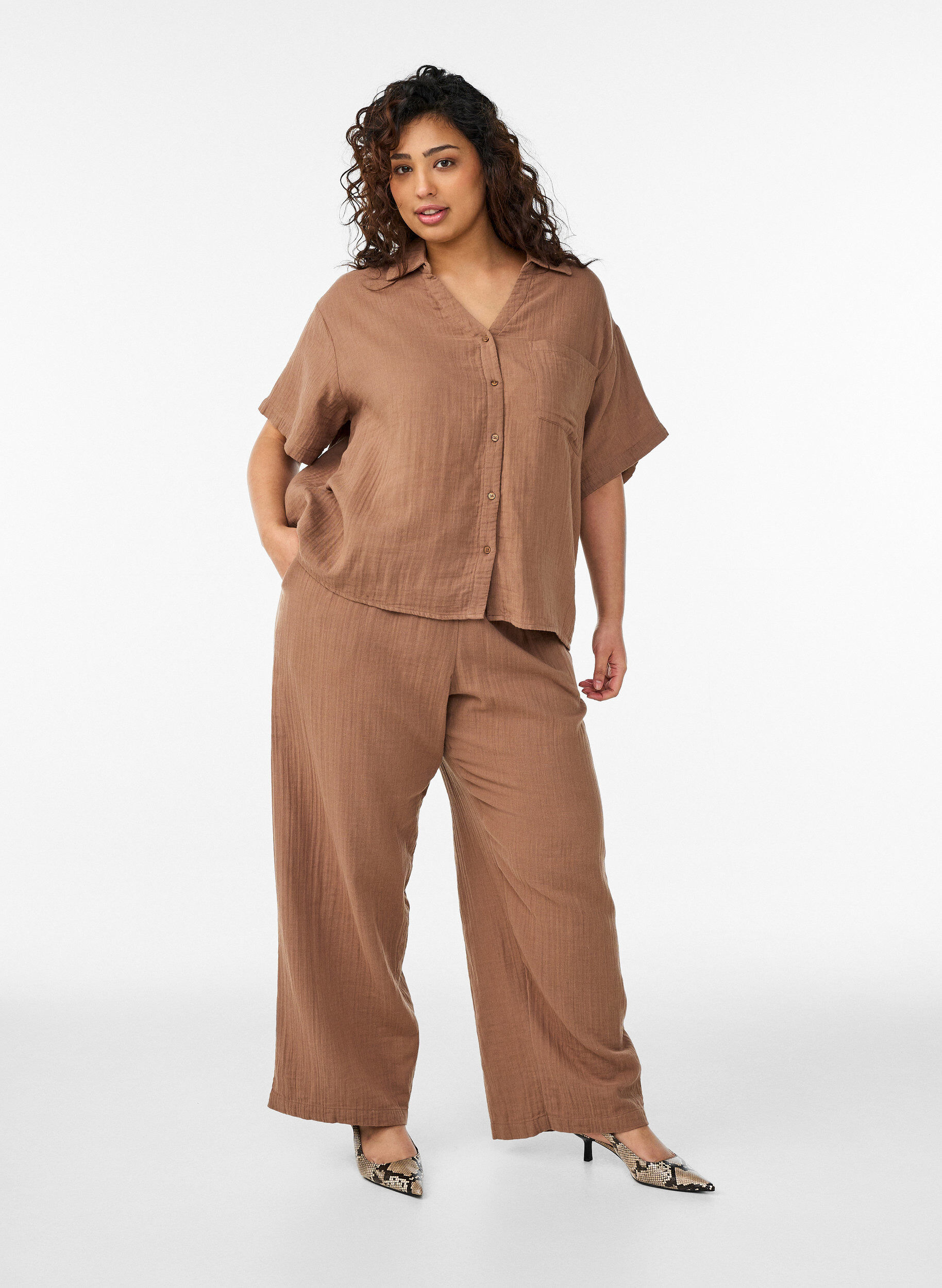 Zizzi Katoenen mousseline blouse met korte mouwen, Bruin, Model image number 1