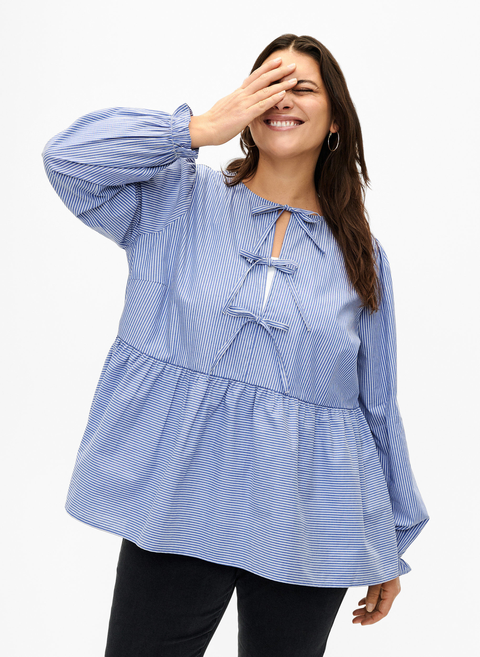 Zizzi Gestreepte katoenen blouse met strik detail, Baja Blue Stripe, Model image number 0