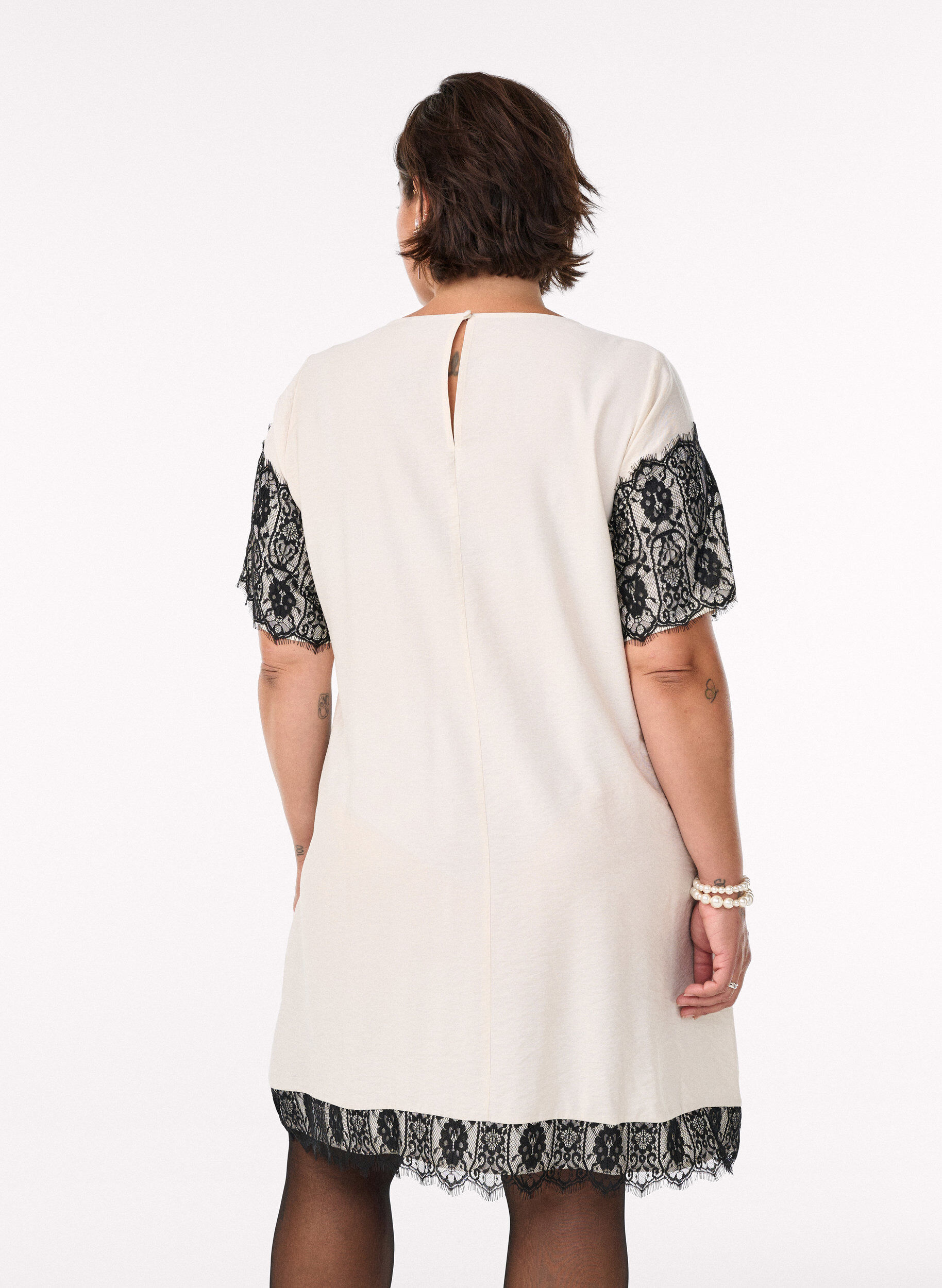 Zizzi Korte jurk met contrasterende kanten panelen, Beige, Model image number 2