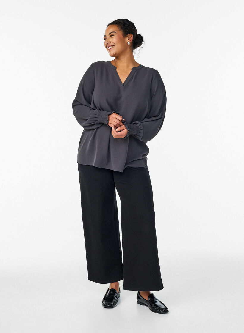 Blouse met smockmanchetten en V-hals, Grijs, Model image number 1