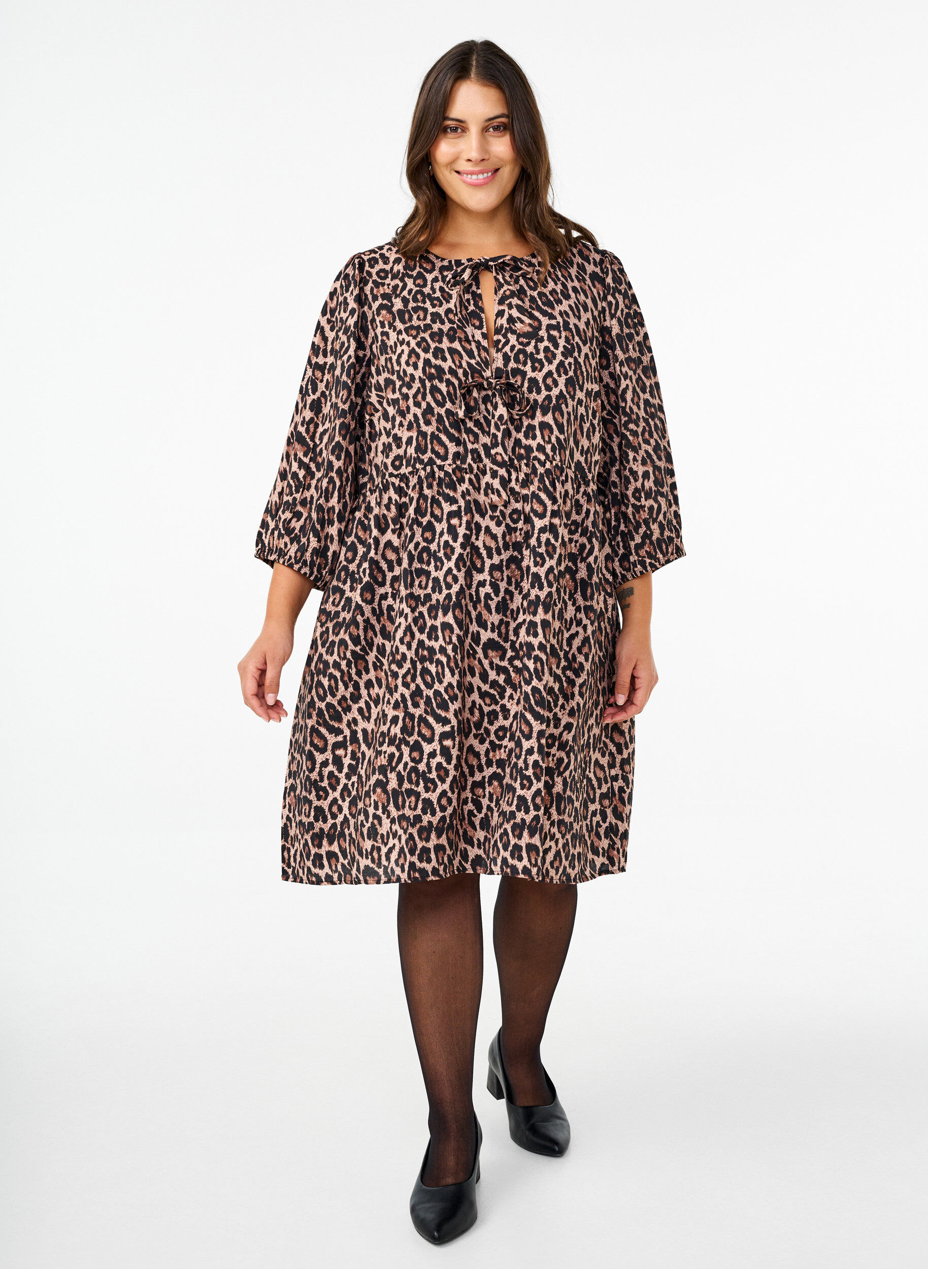 Zizzi Jurk met strikken en 3/4 mouwen, LEO AOP, Model image number 3