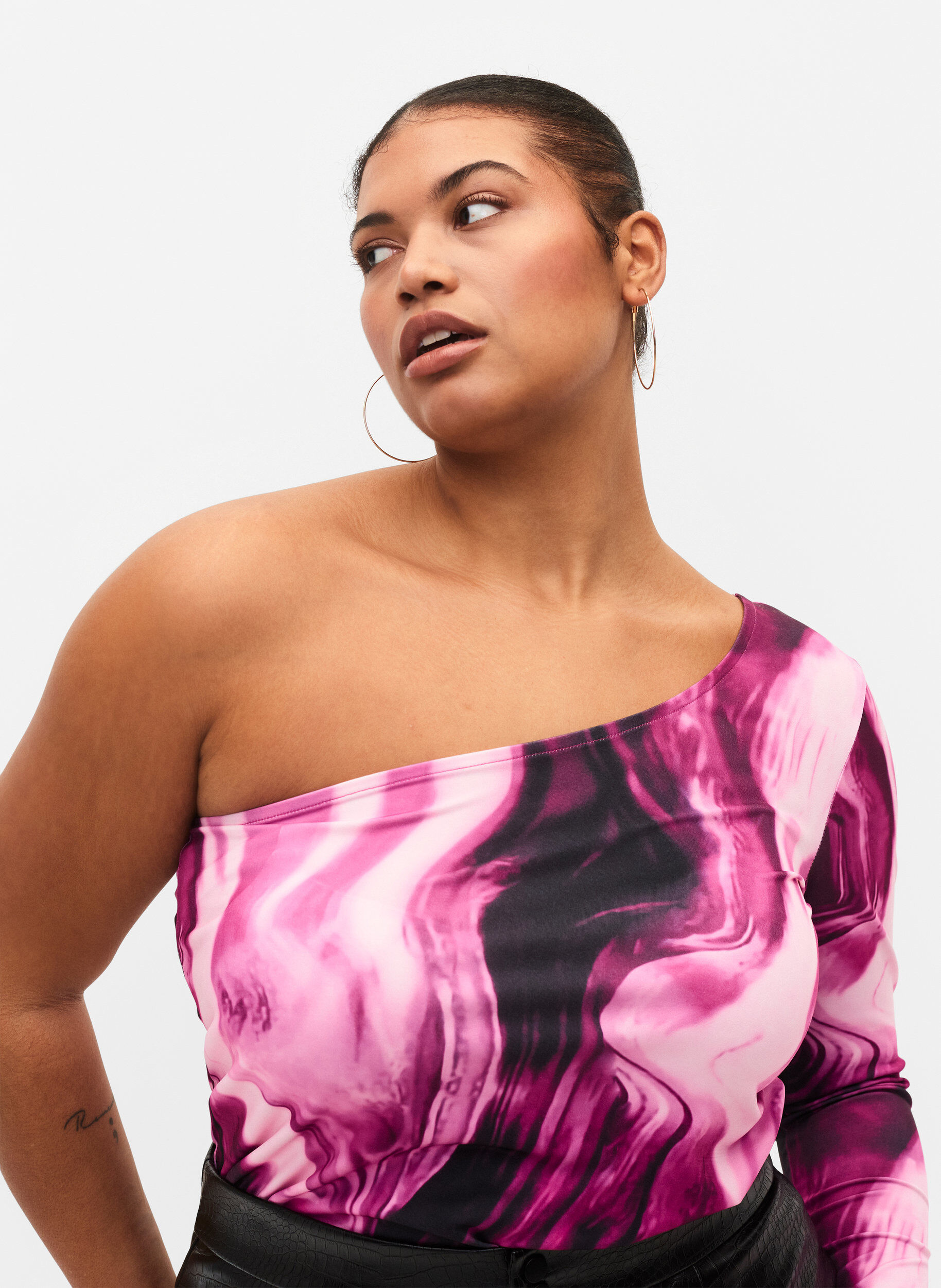 Zizzi One-shoulder blouse met print, Raspberry Rose AOP, Model image number 2