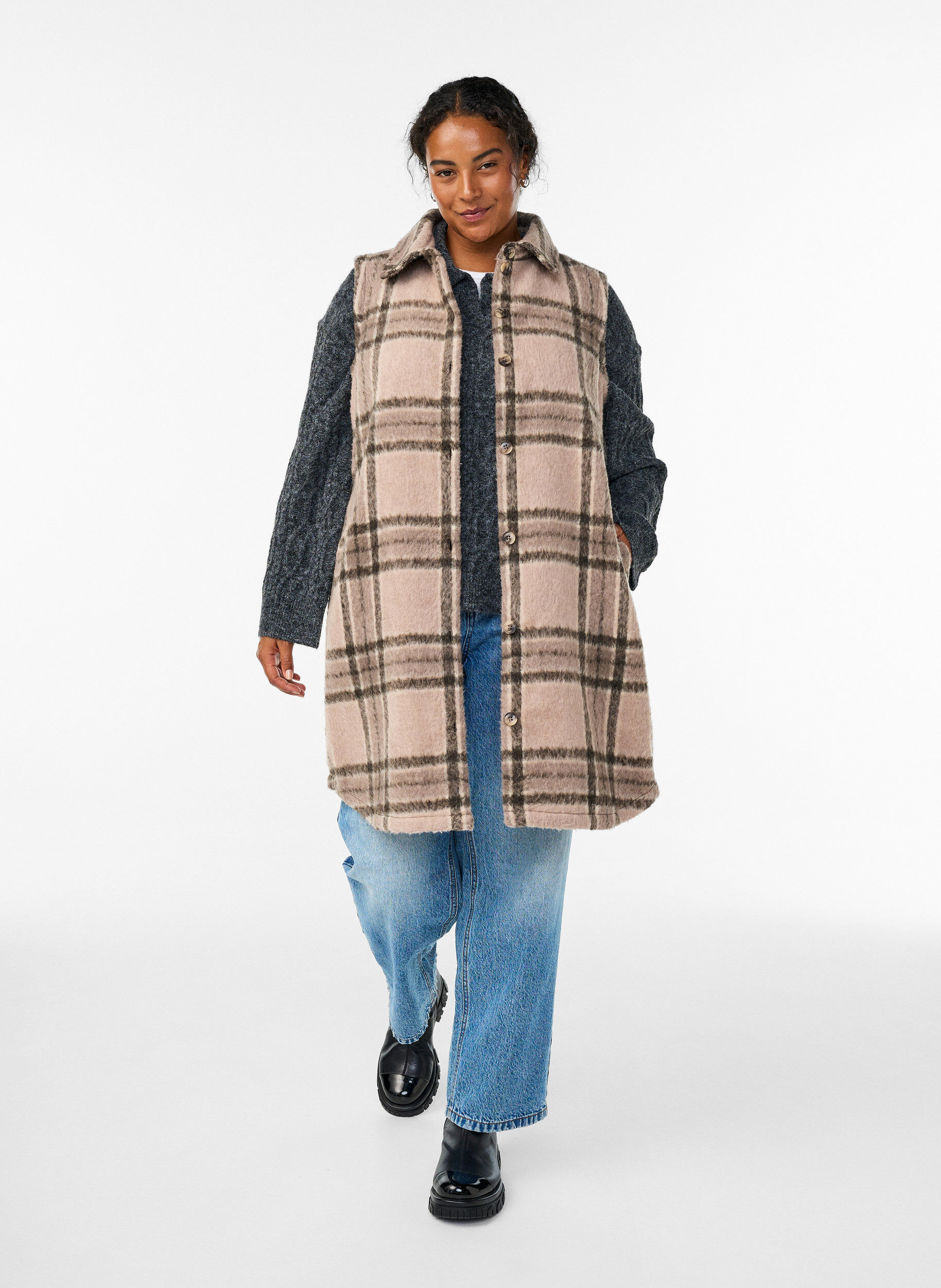 Zizzi Lange geruite vest in geborstelde kwaliteit, Beige, Model image number 1