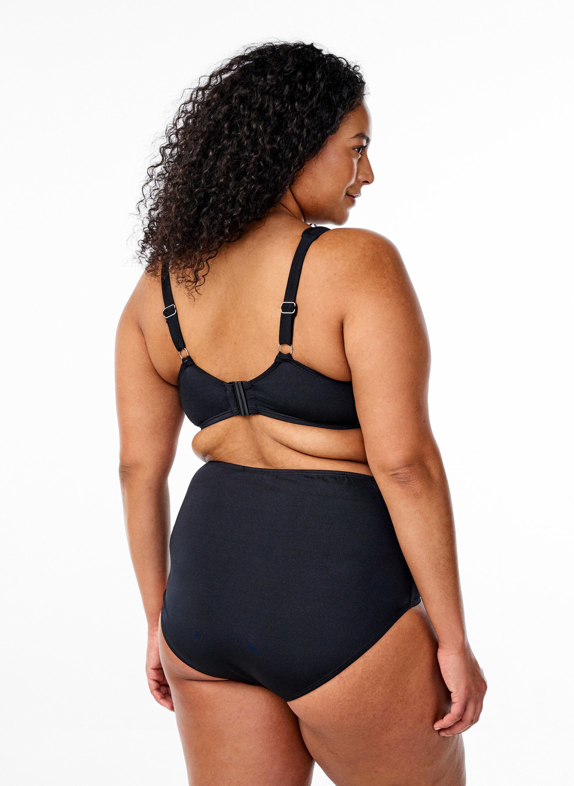 Zizzi Volledig dekkende bikinitop met beugel, Zwart, Model image number 2