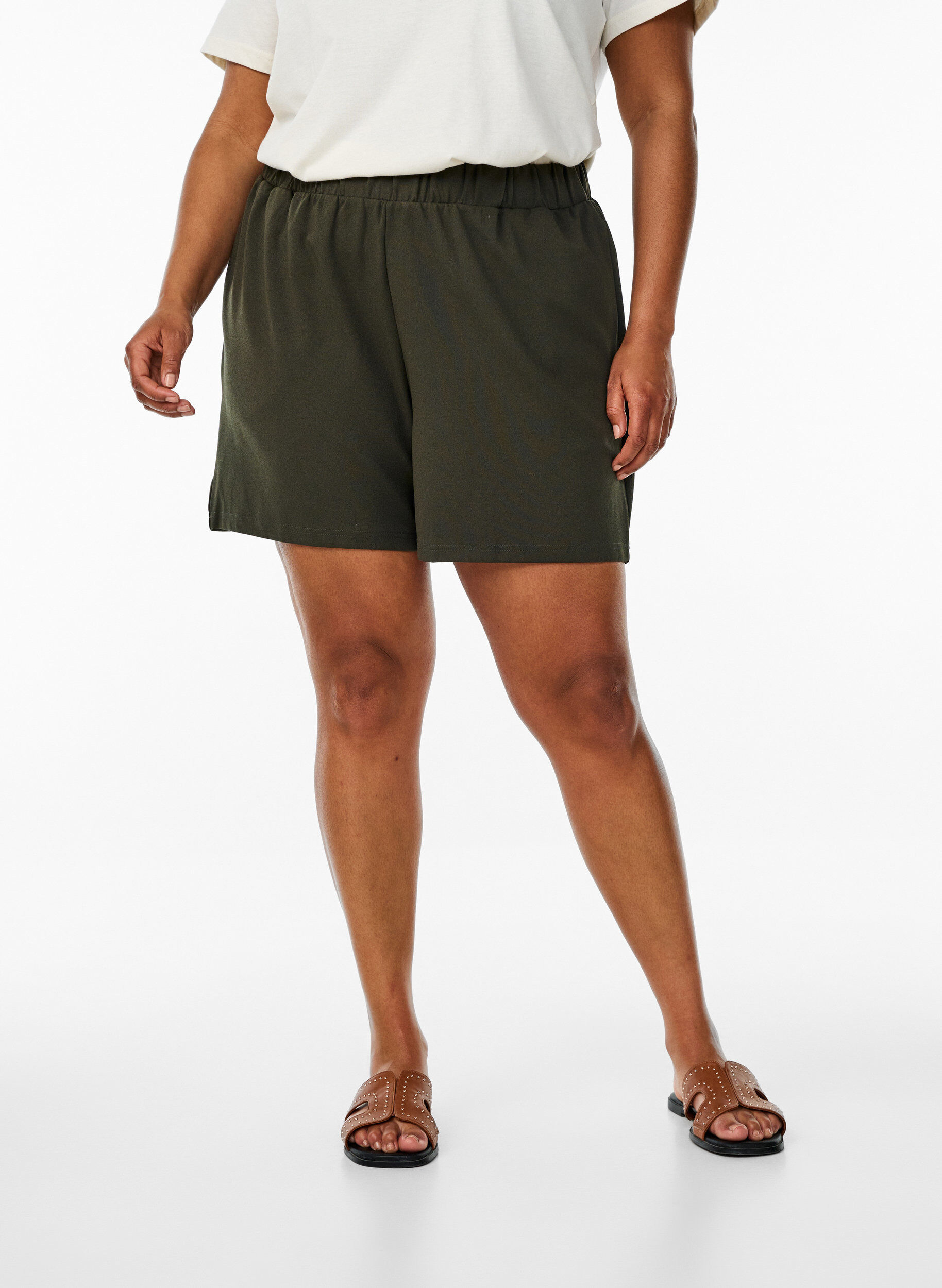 Zizzi FLASH - Korte broek met losse pasvorm en zakken, Groen, Model image number 2