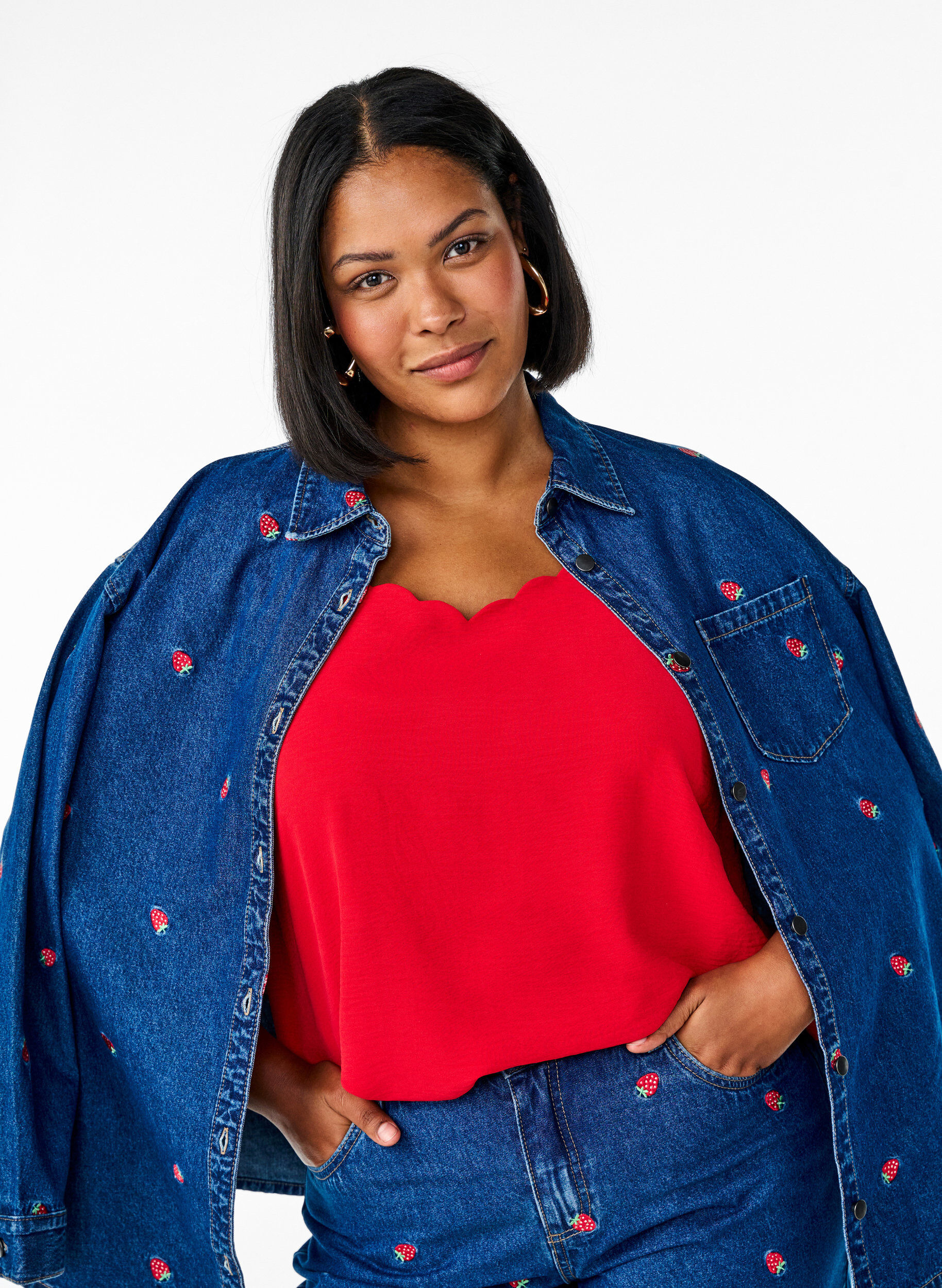 Zizzi Denim shirt met geborduurde aardbeien, Blauw, Model image number 3