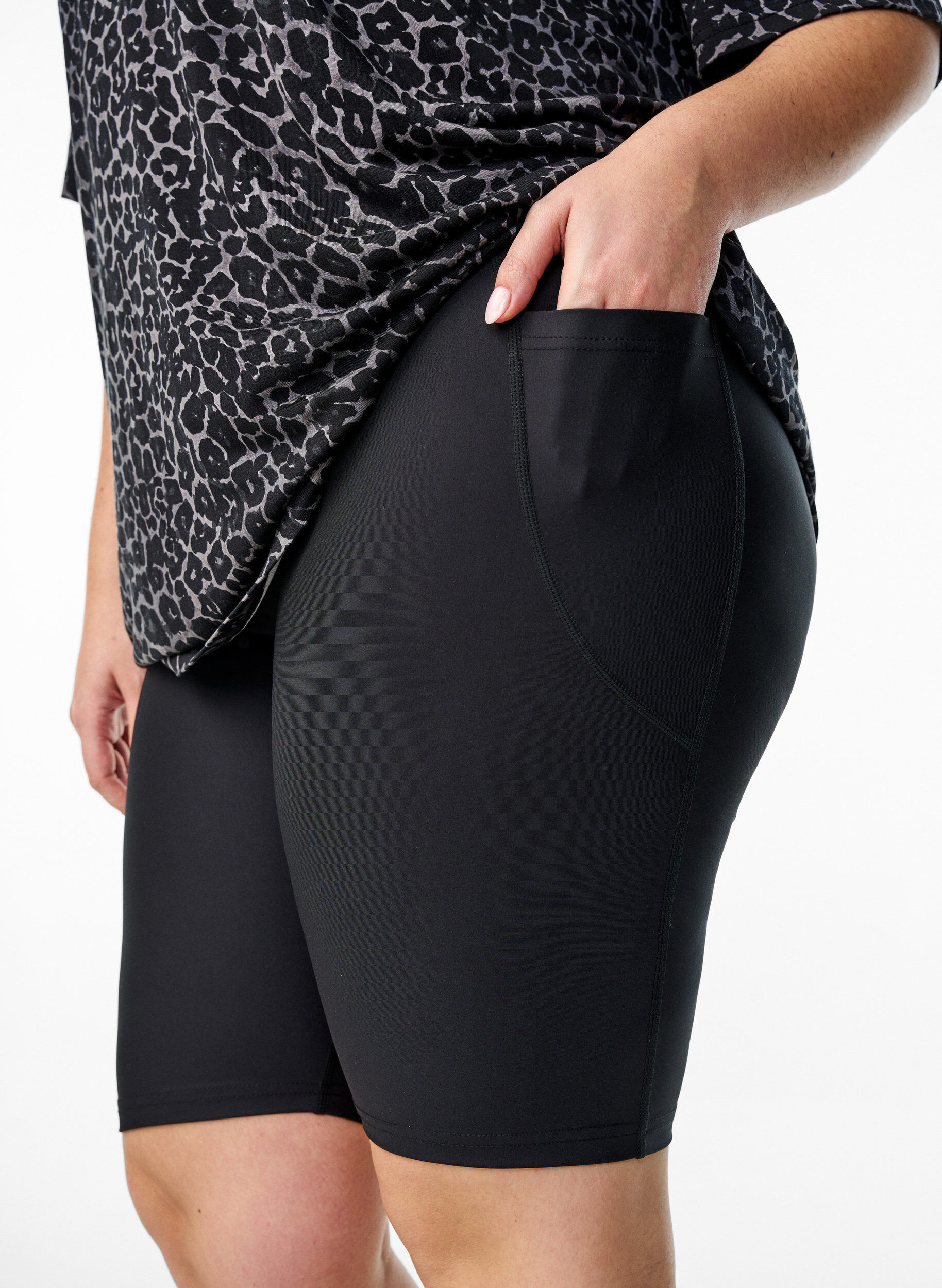 Zizzi Strakzittende shorts met zakken aan de zijkant, Zwart, Model image number 3