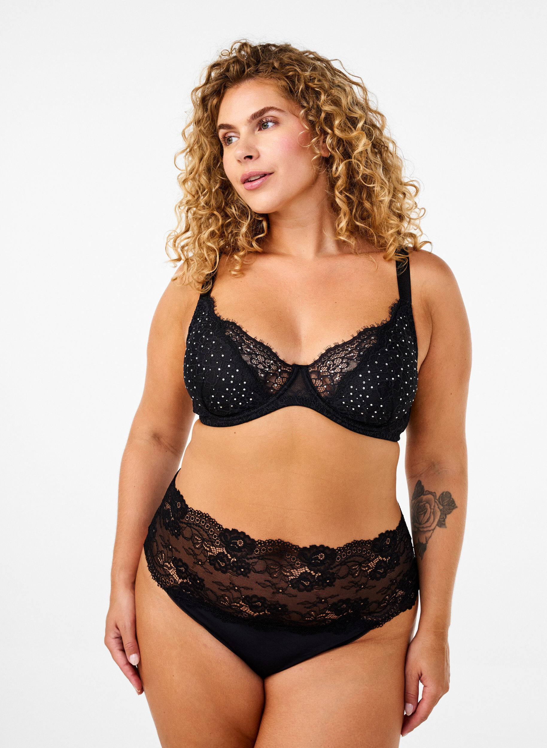 Zizzi Volledig bedekkende bh met strass-steentjes, Black, Model image number 3