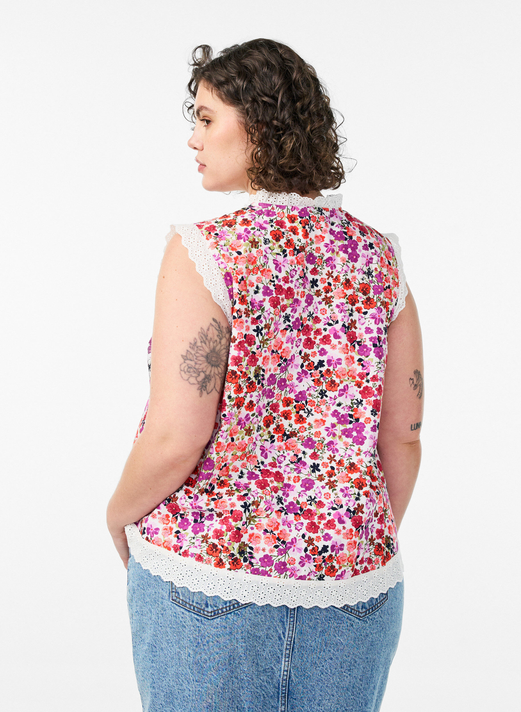 Zizzi Mouwloze katoenen blouse met bloemenprint en broderie anglaise, Roze, Model image number 2